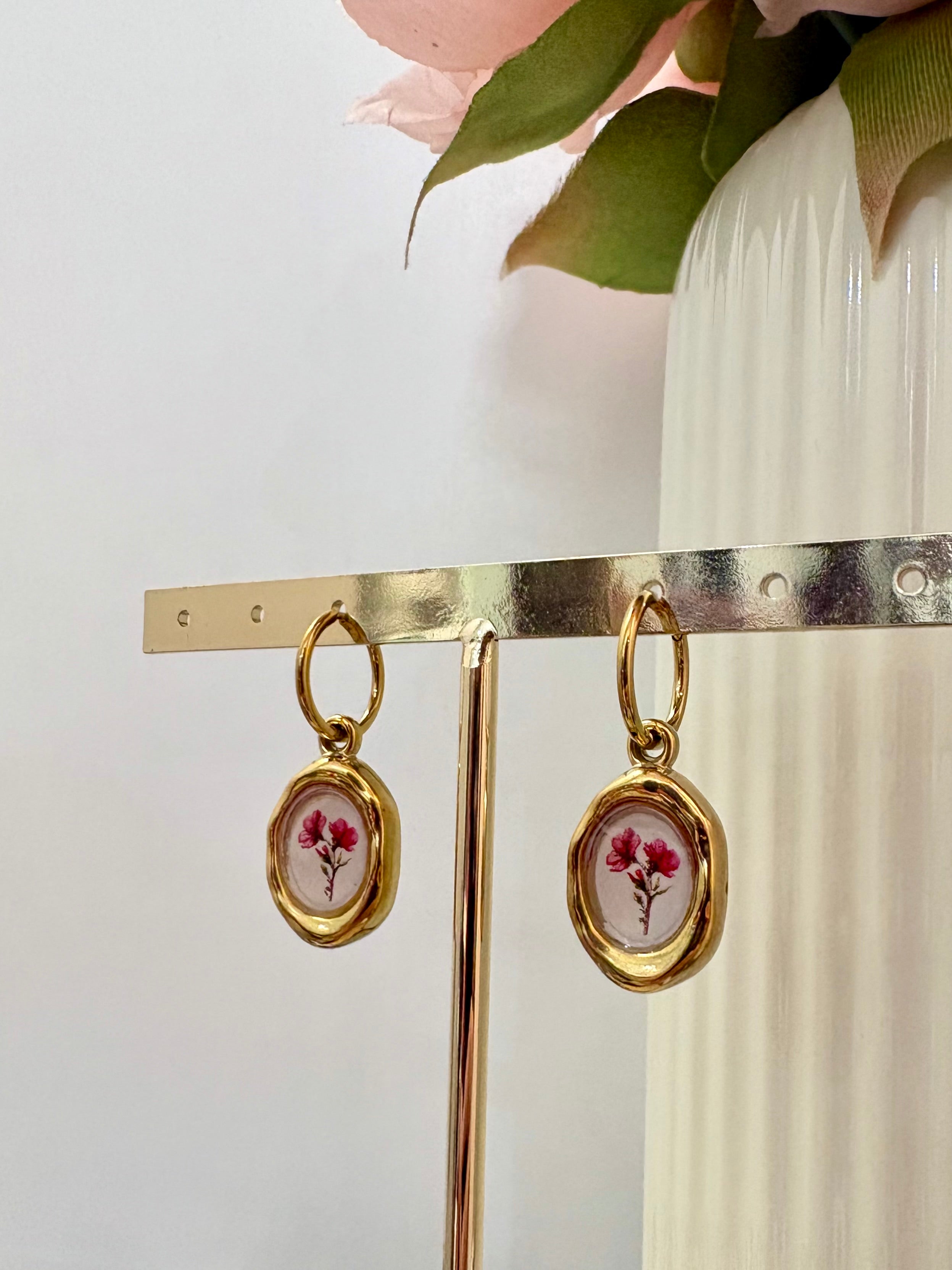 Orecchini pendenti con fiore