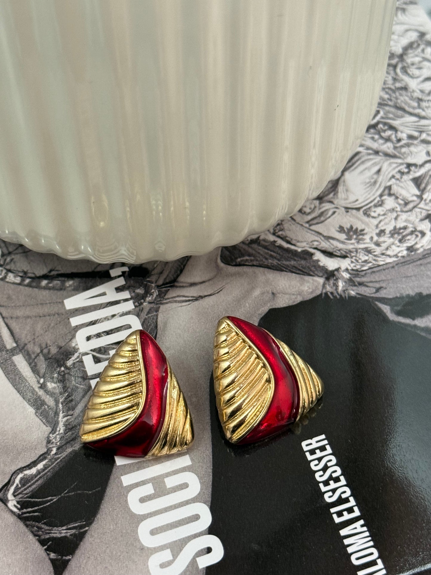 Orecchini dorati con dettaglio rosso