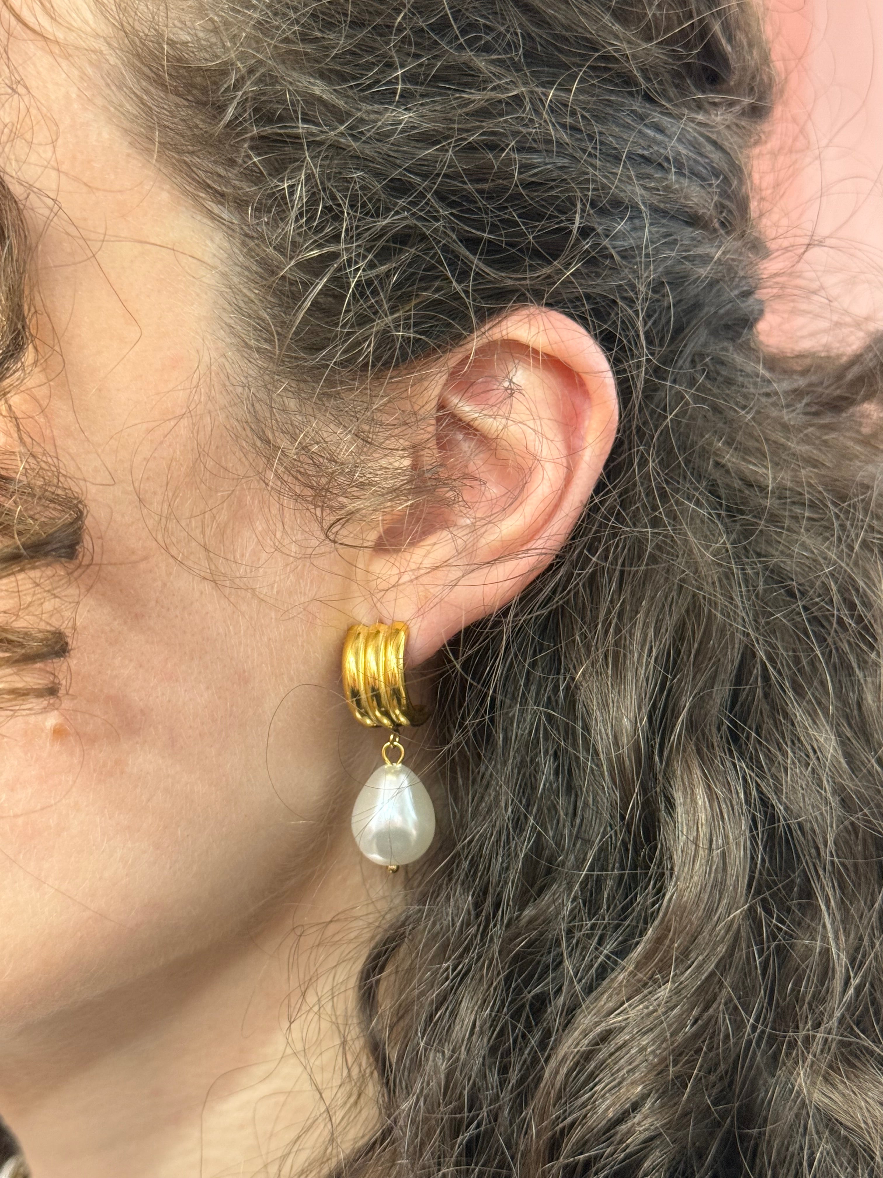 Orecchini pendenti con perla