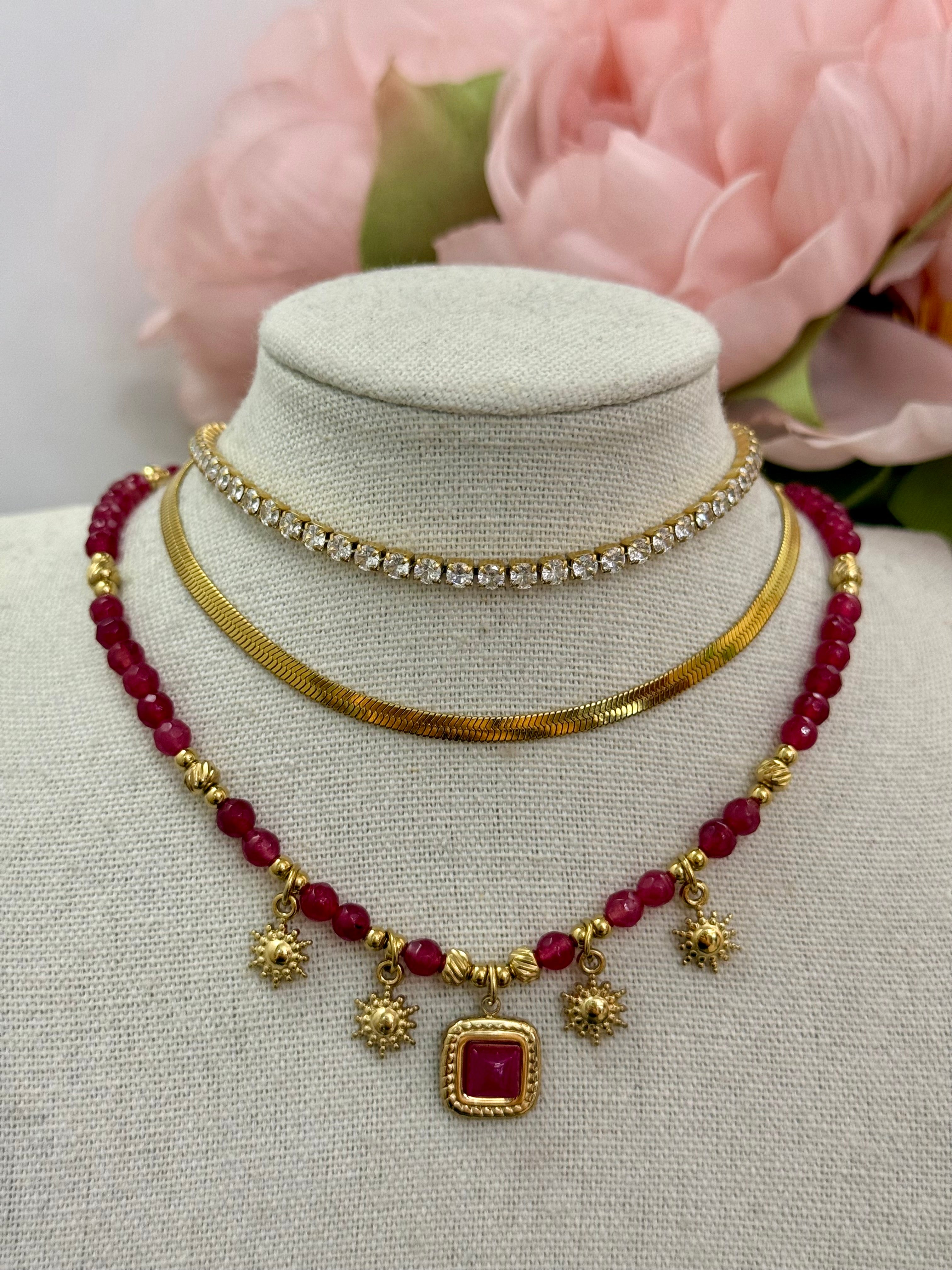 Collana girocollo con pietre rosse e dettagli dorati