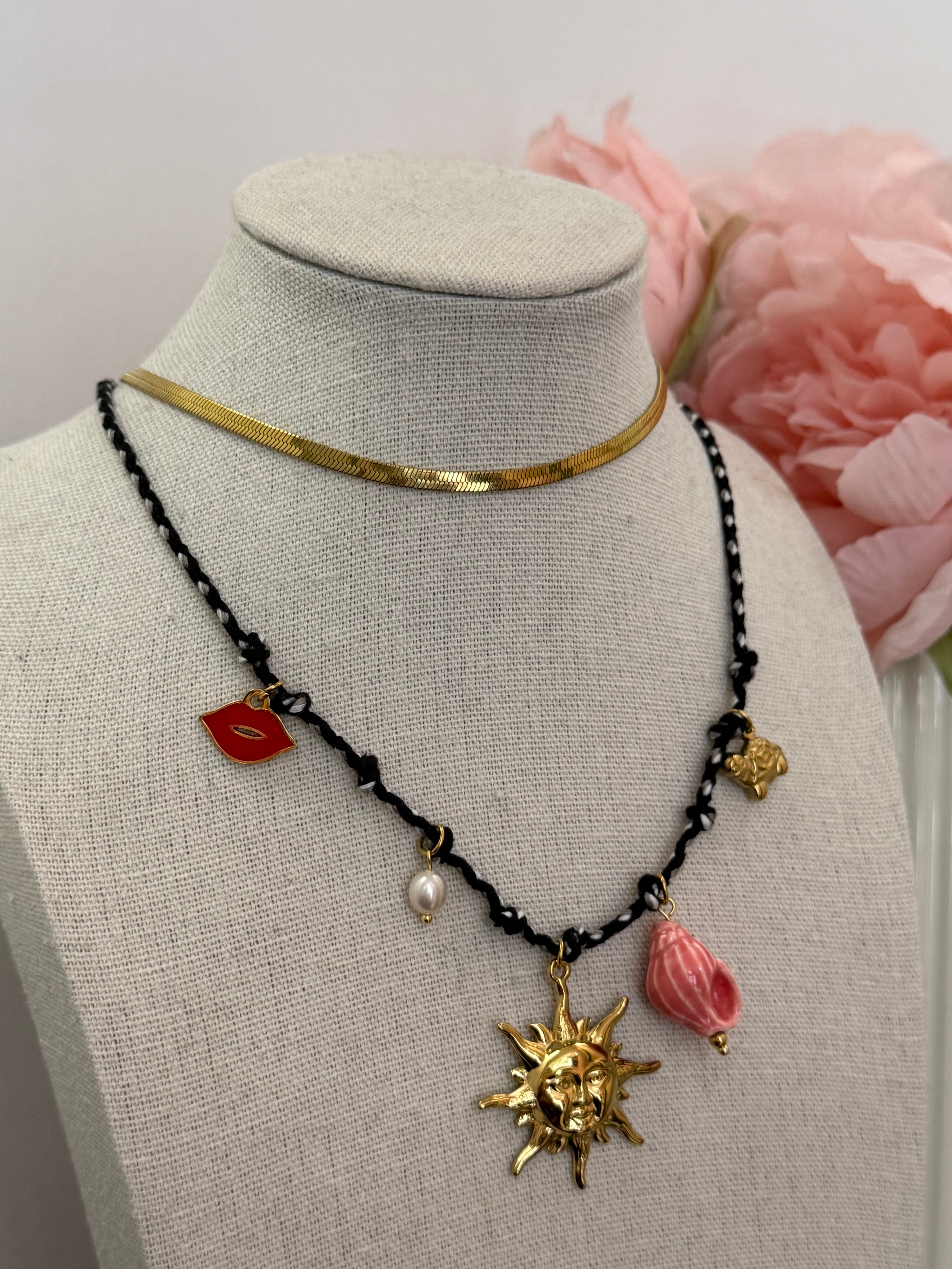 Collana con sole multi charm corda nera