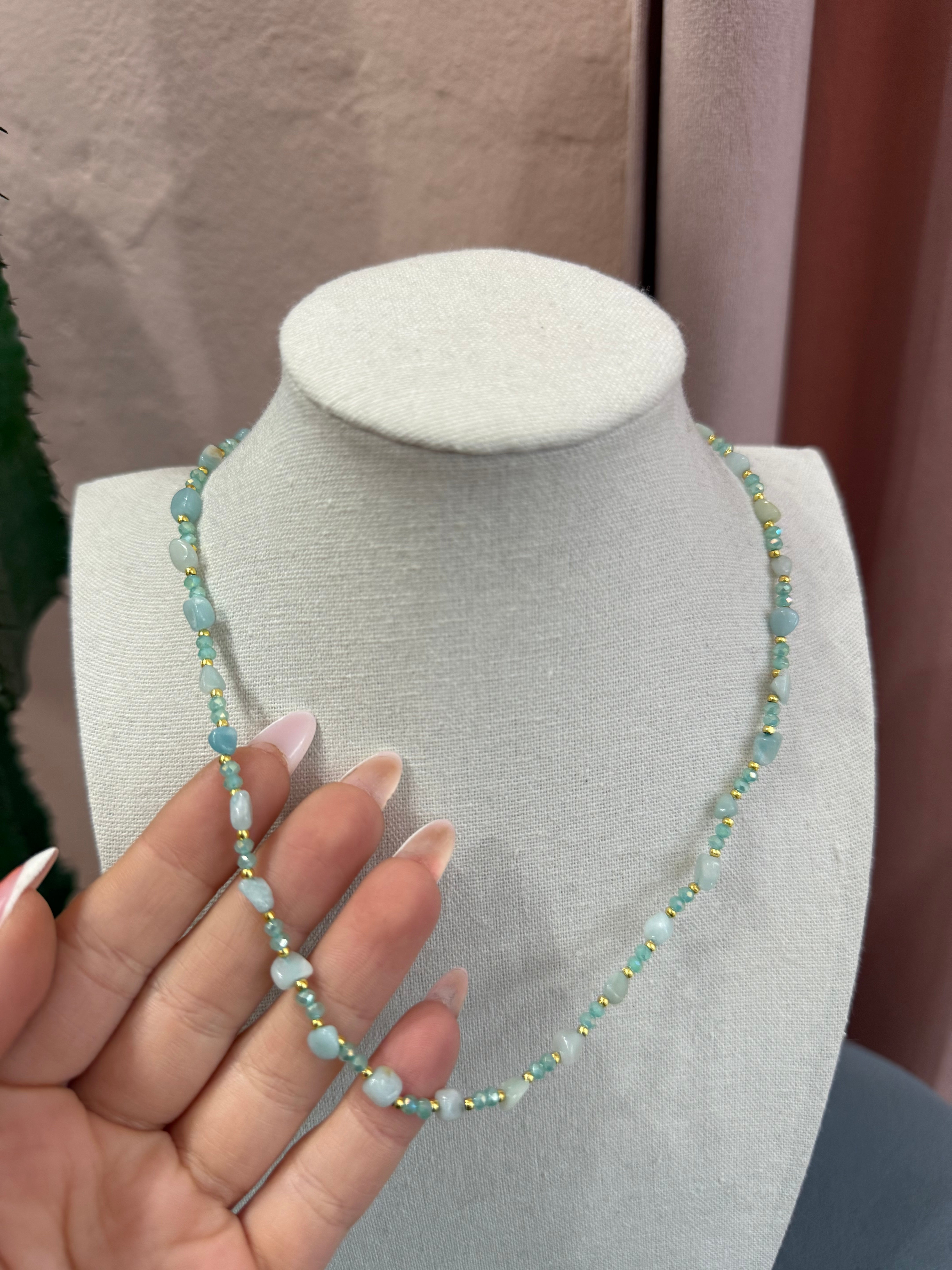 Collana con pietre turchesi