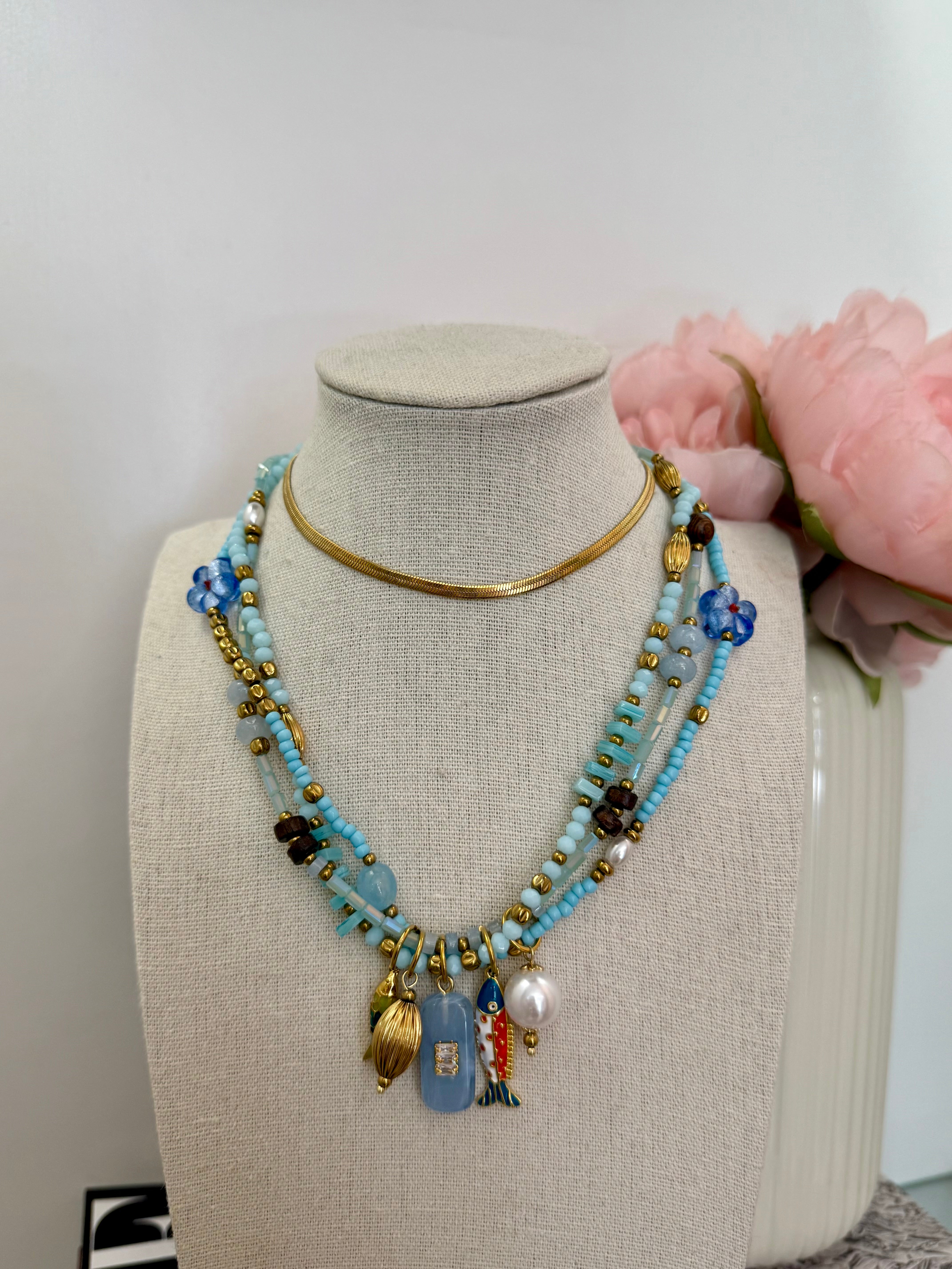 Collana multicharm azzurra con perle sfaccettate