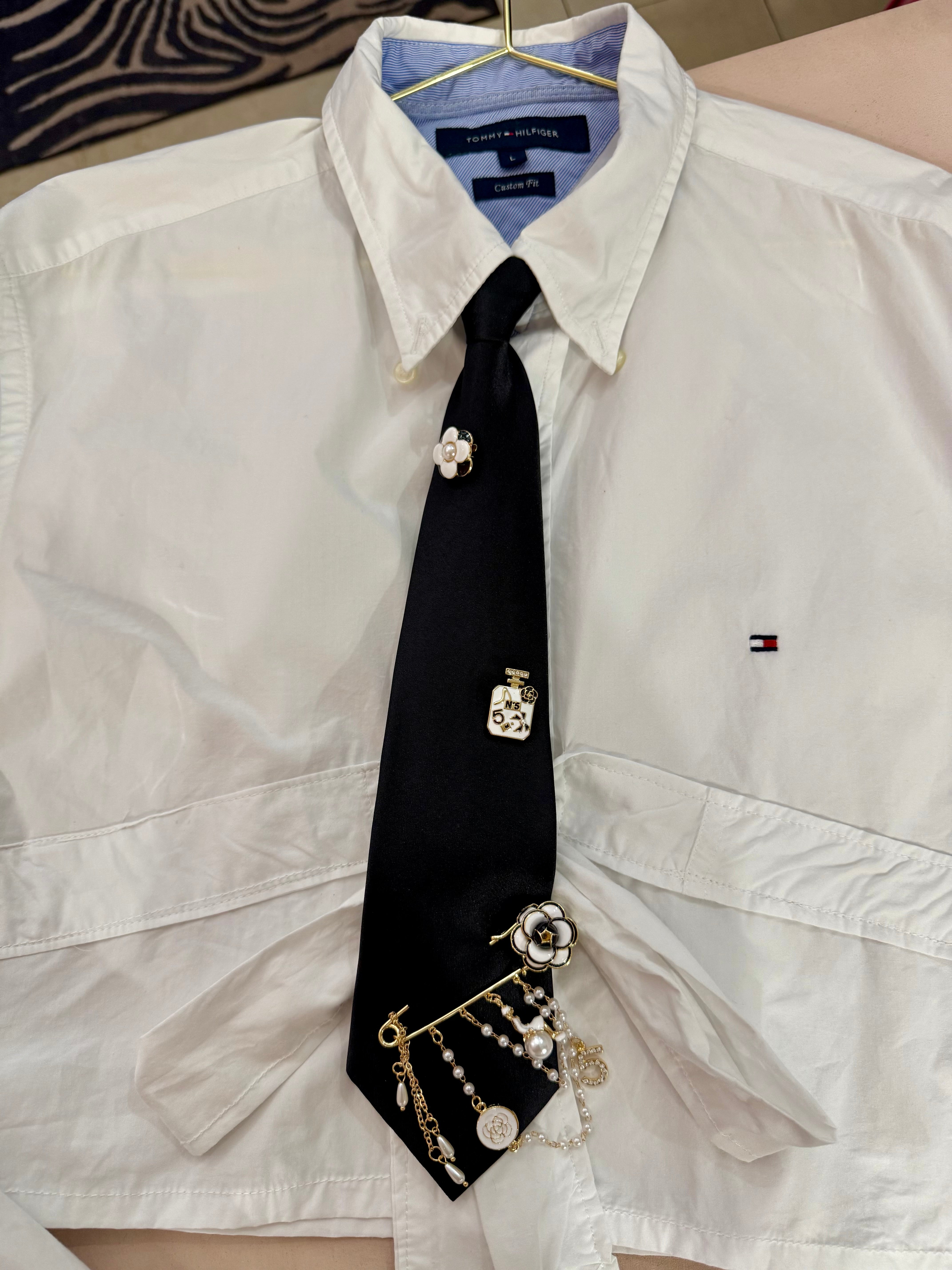 Cravatta nera con spille gioiello