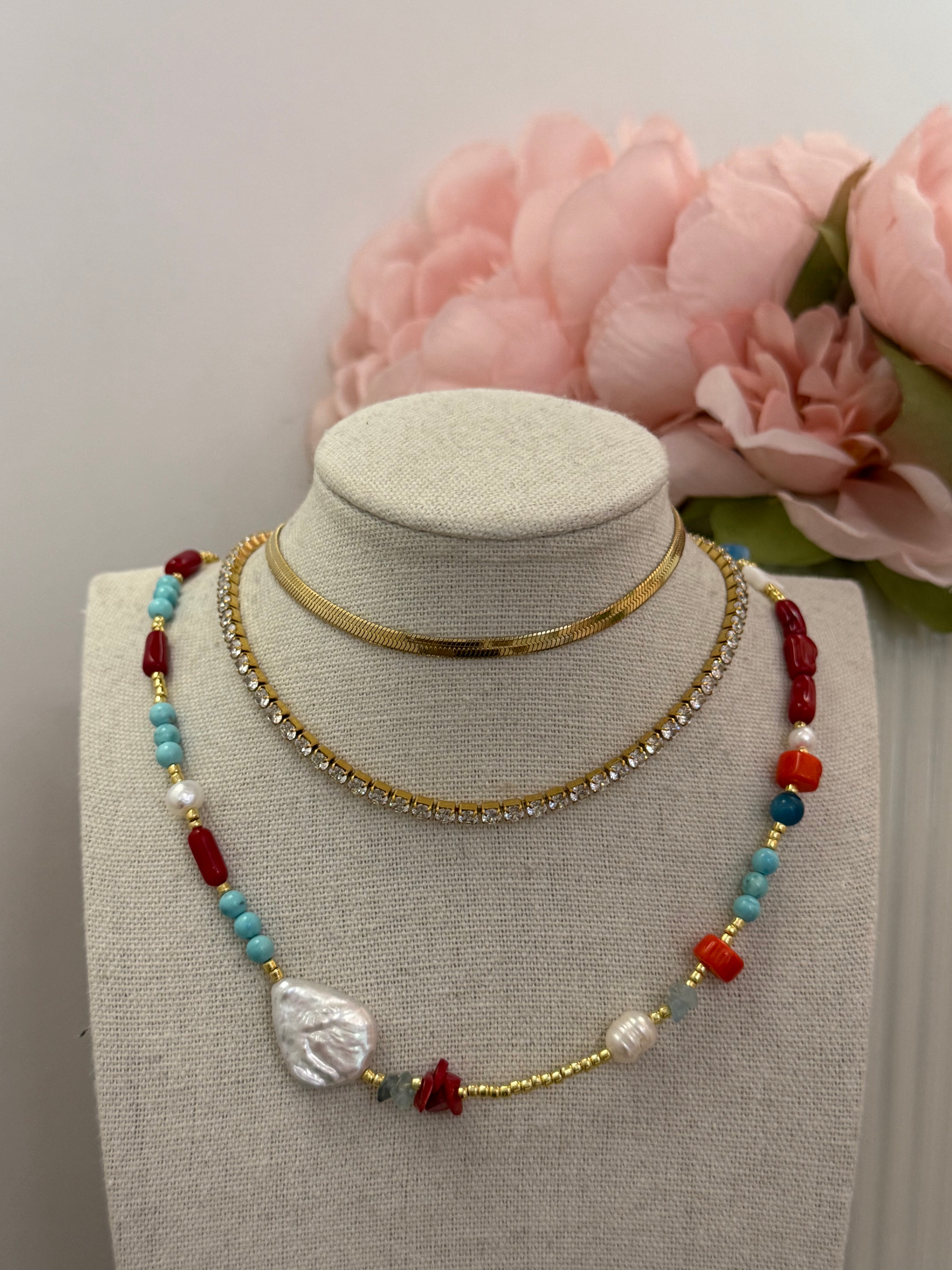 Collana girocollo colorata con perla sfaccettata