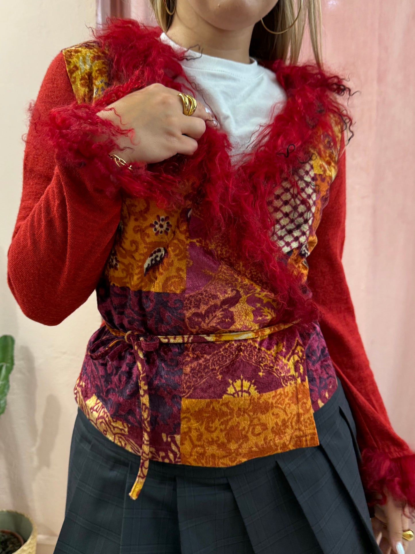 Cardigan y2k con piume in fantasia