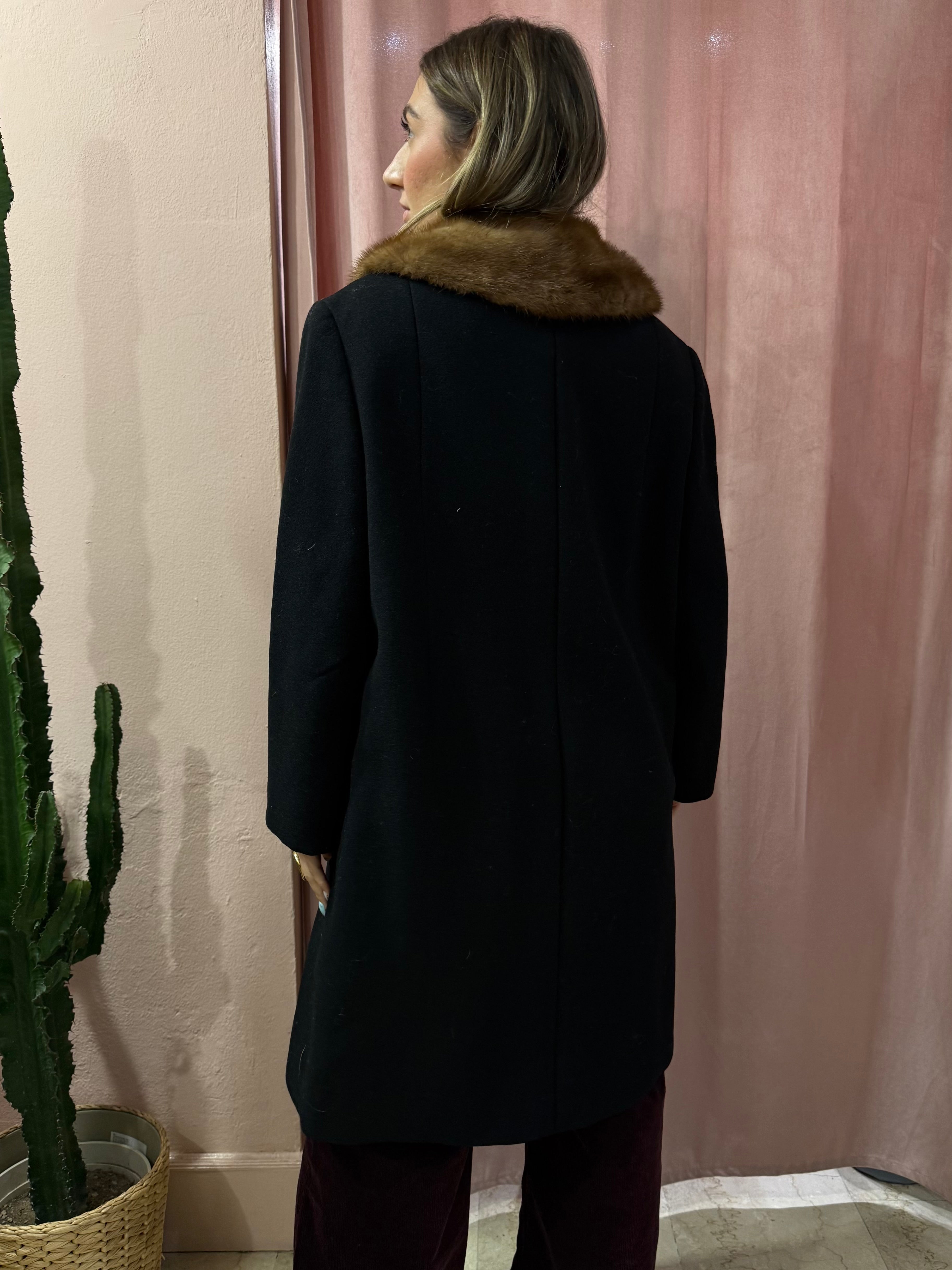 Cappotto nero in lana collo in visone