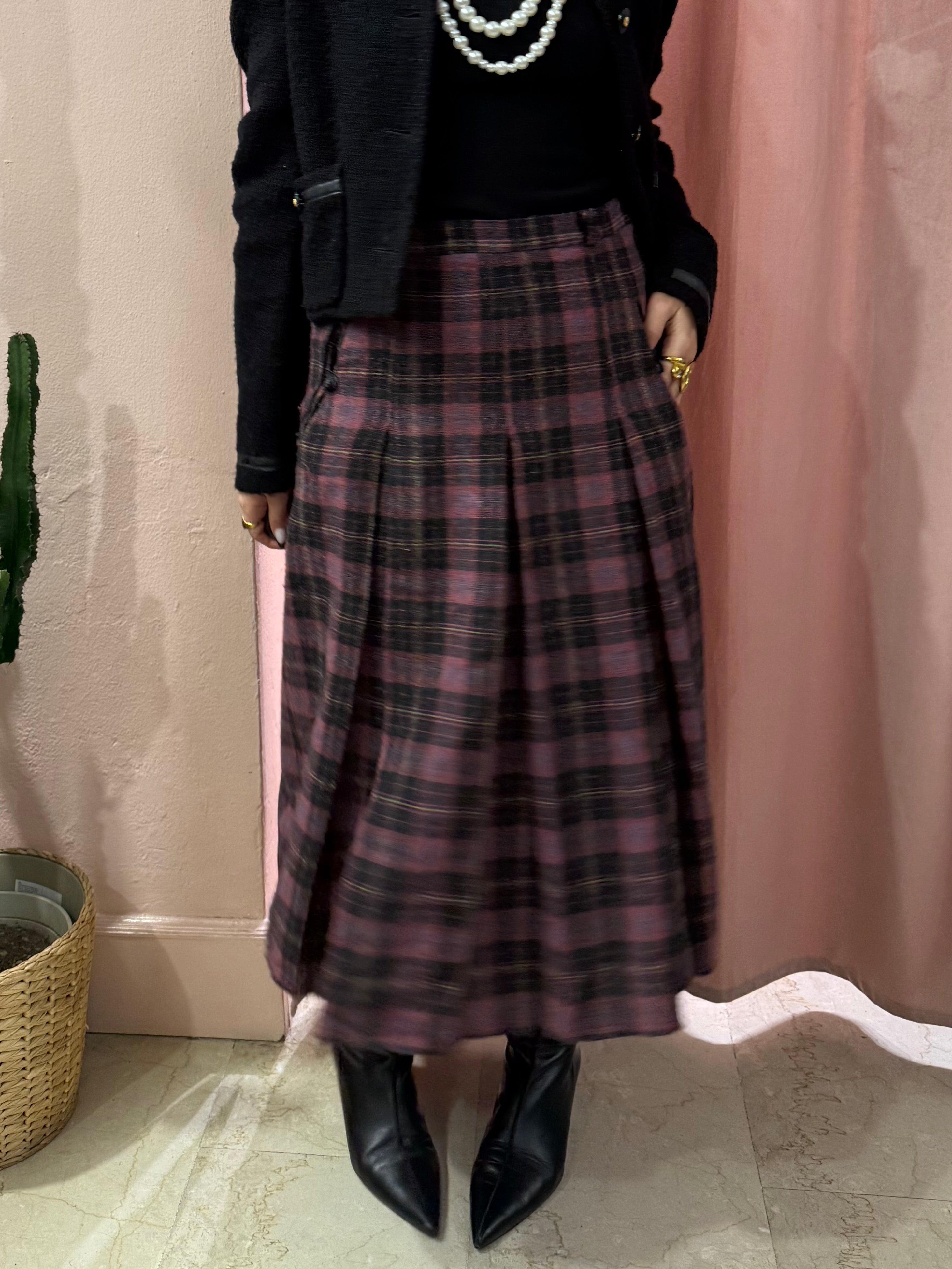 Gonna scozzese sul viola medio lunga