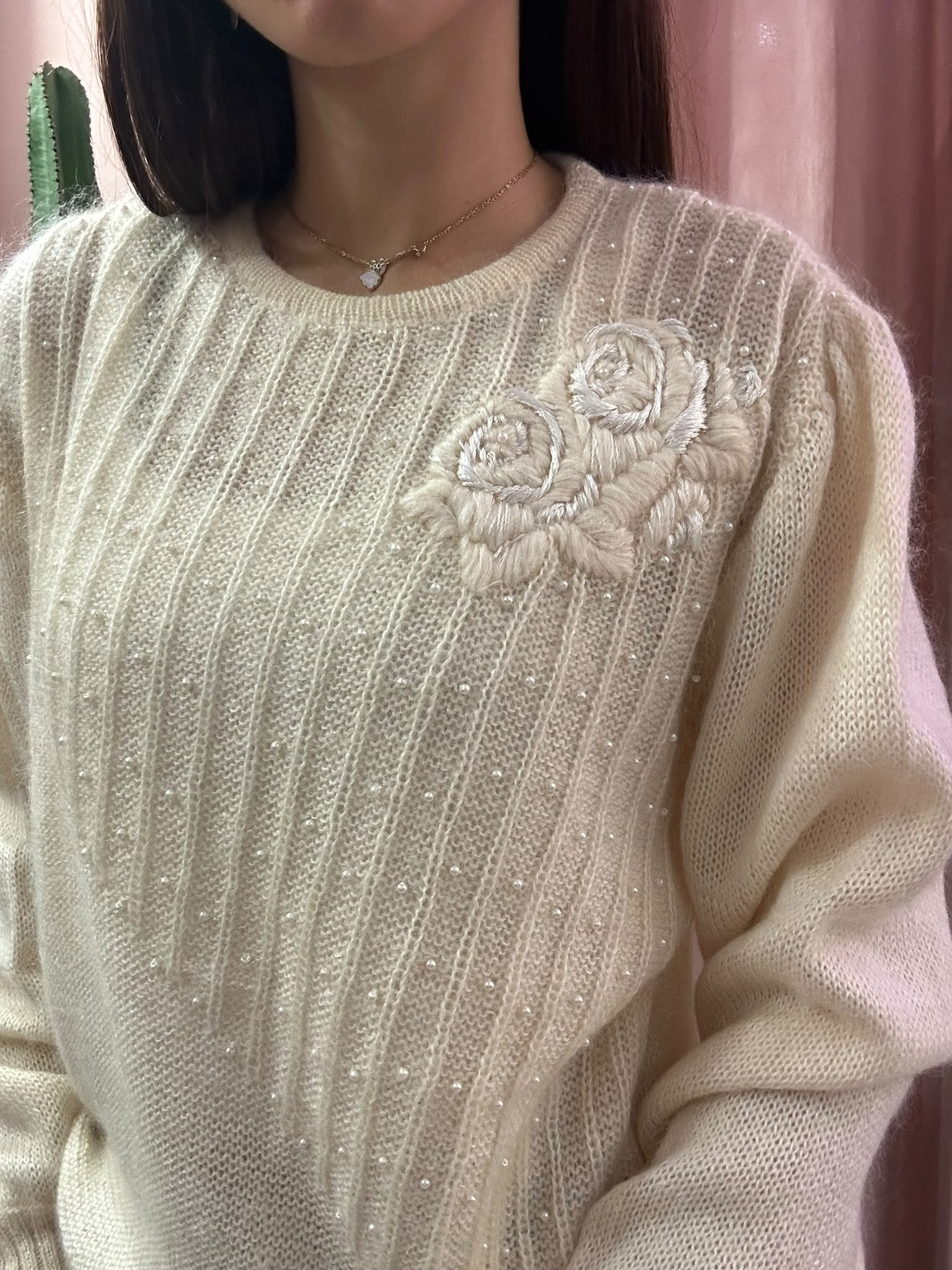 Maglione vintage panna ricamato con fiore in mohair