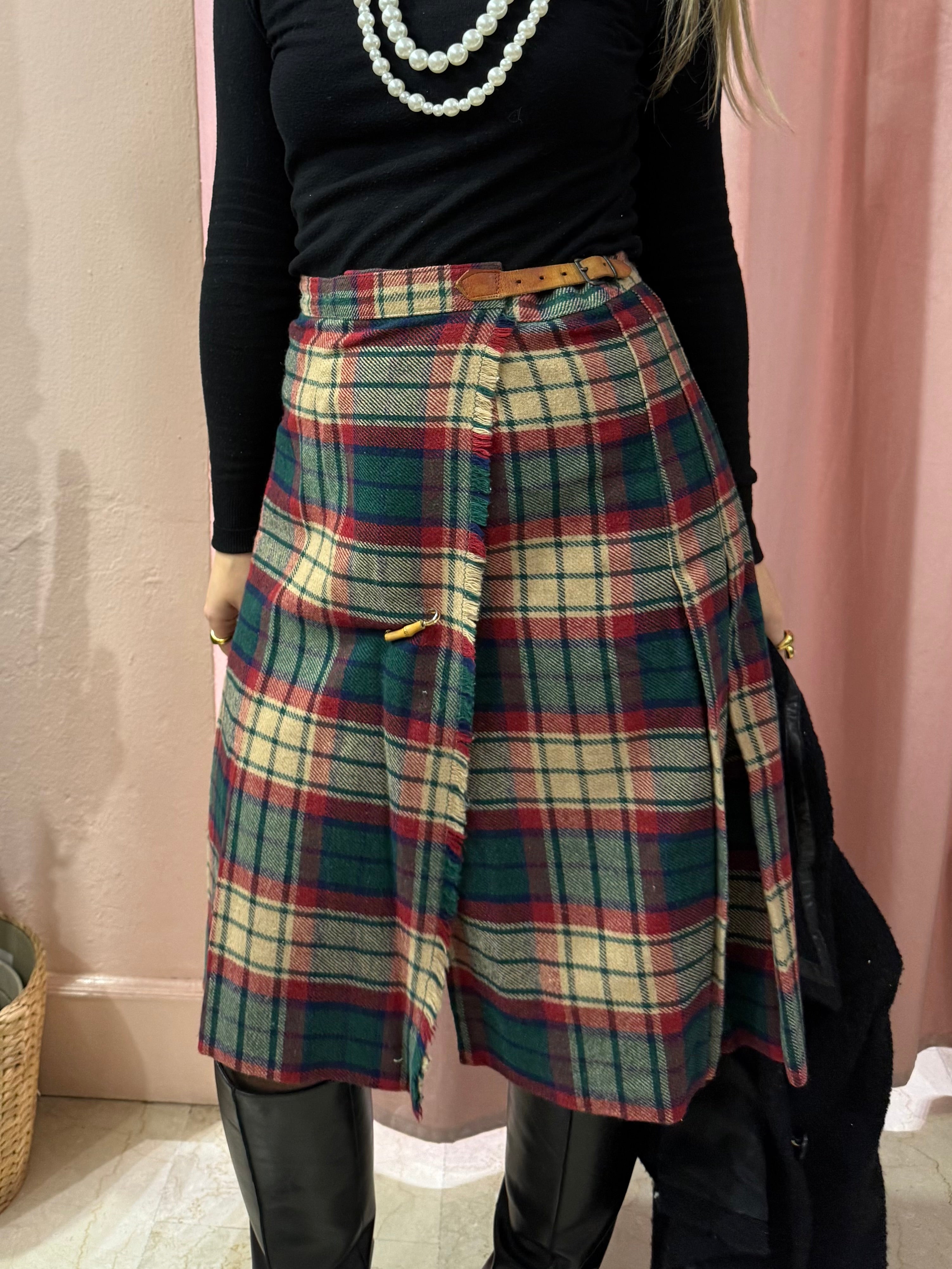 Gonna tartan sul verde con spilla