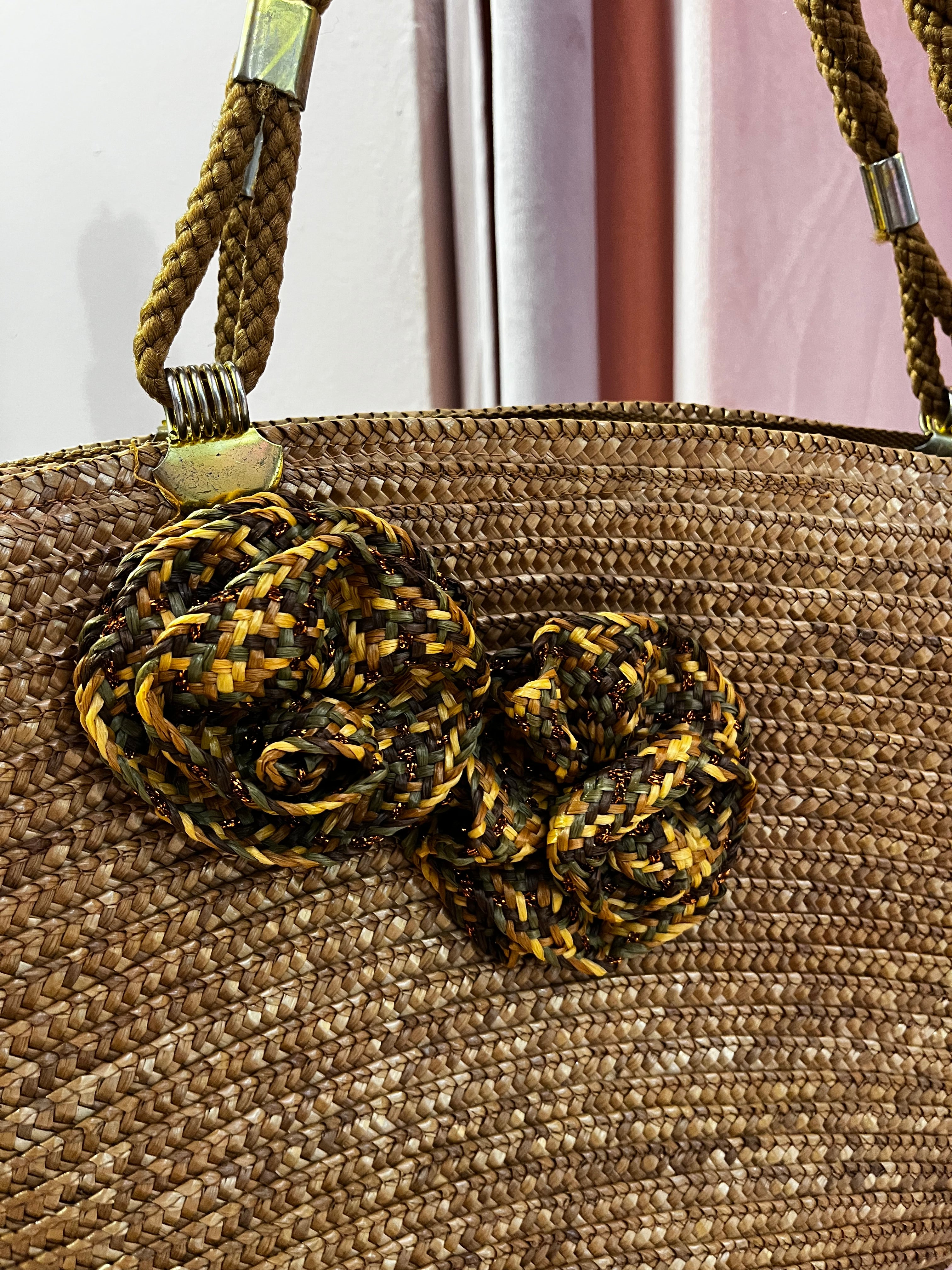 Borsa vintage in paglia con dettaglio fiori