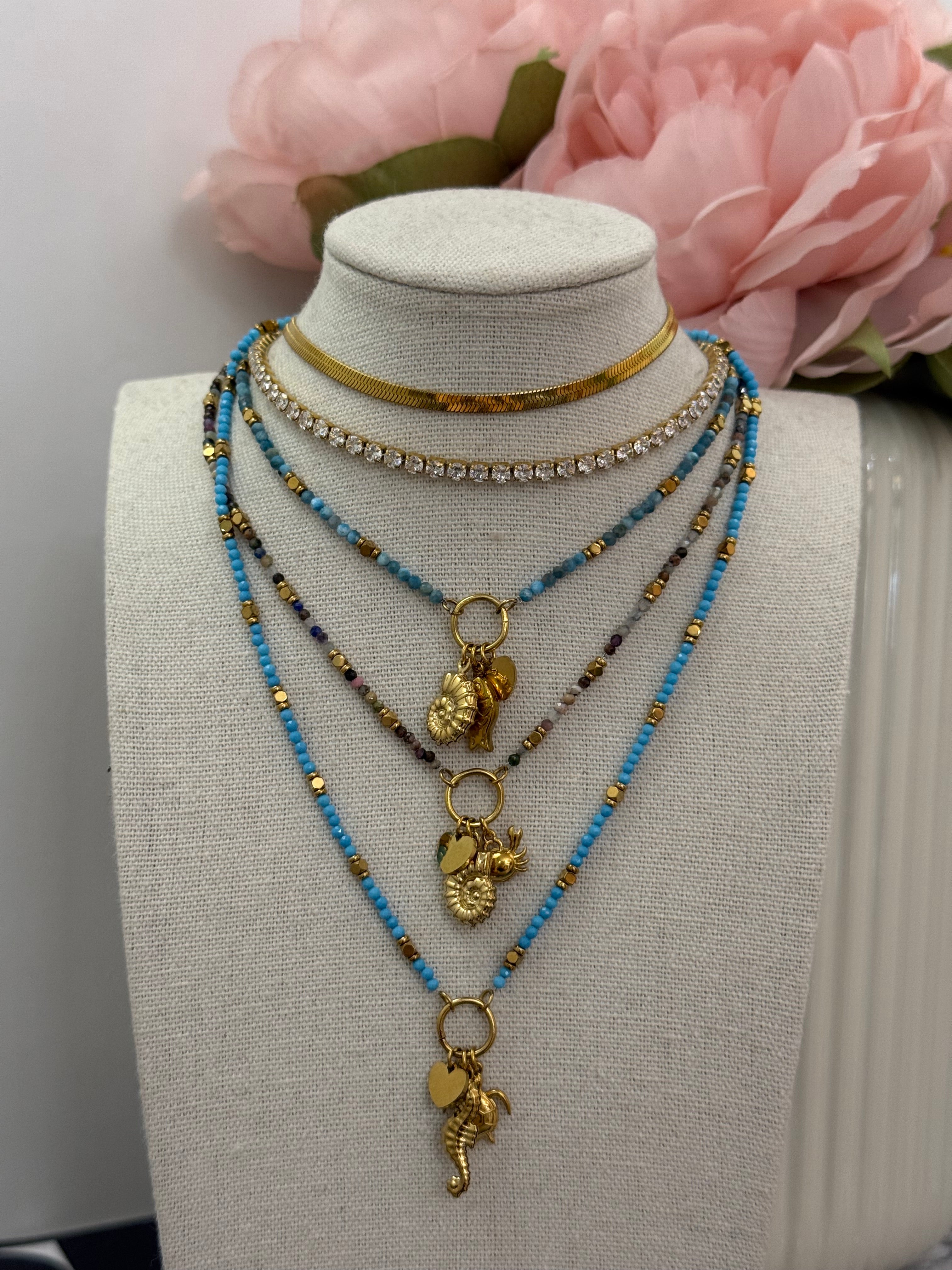Collana micro perle con ciondoli