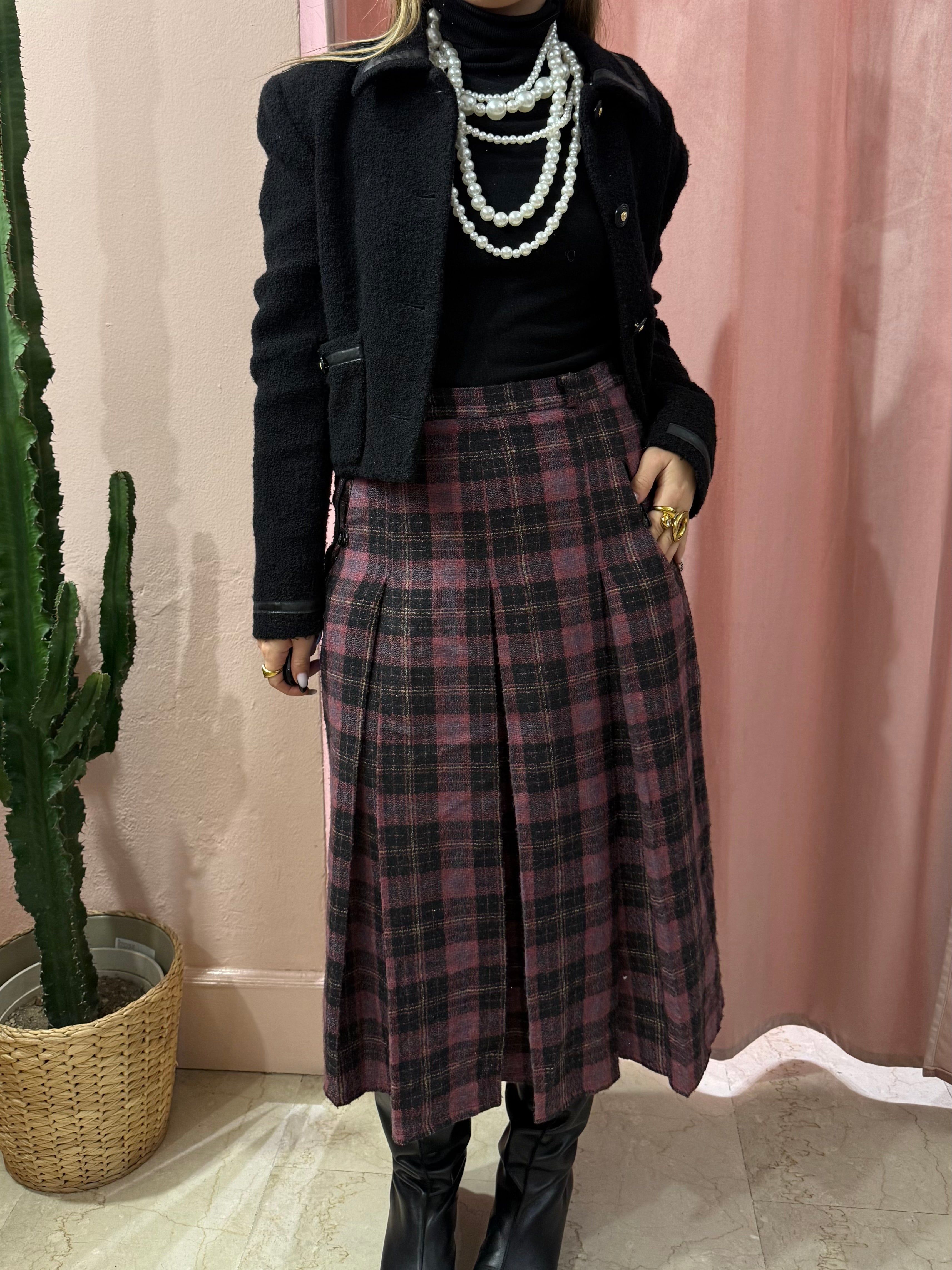 Gonna scozzese sul viola medio lunga