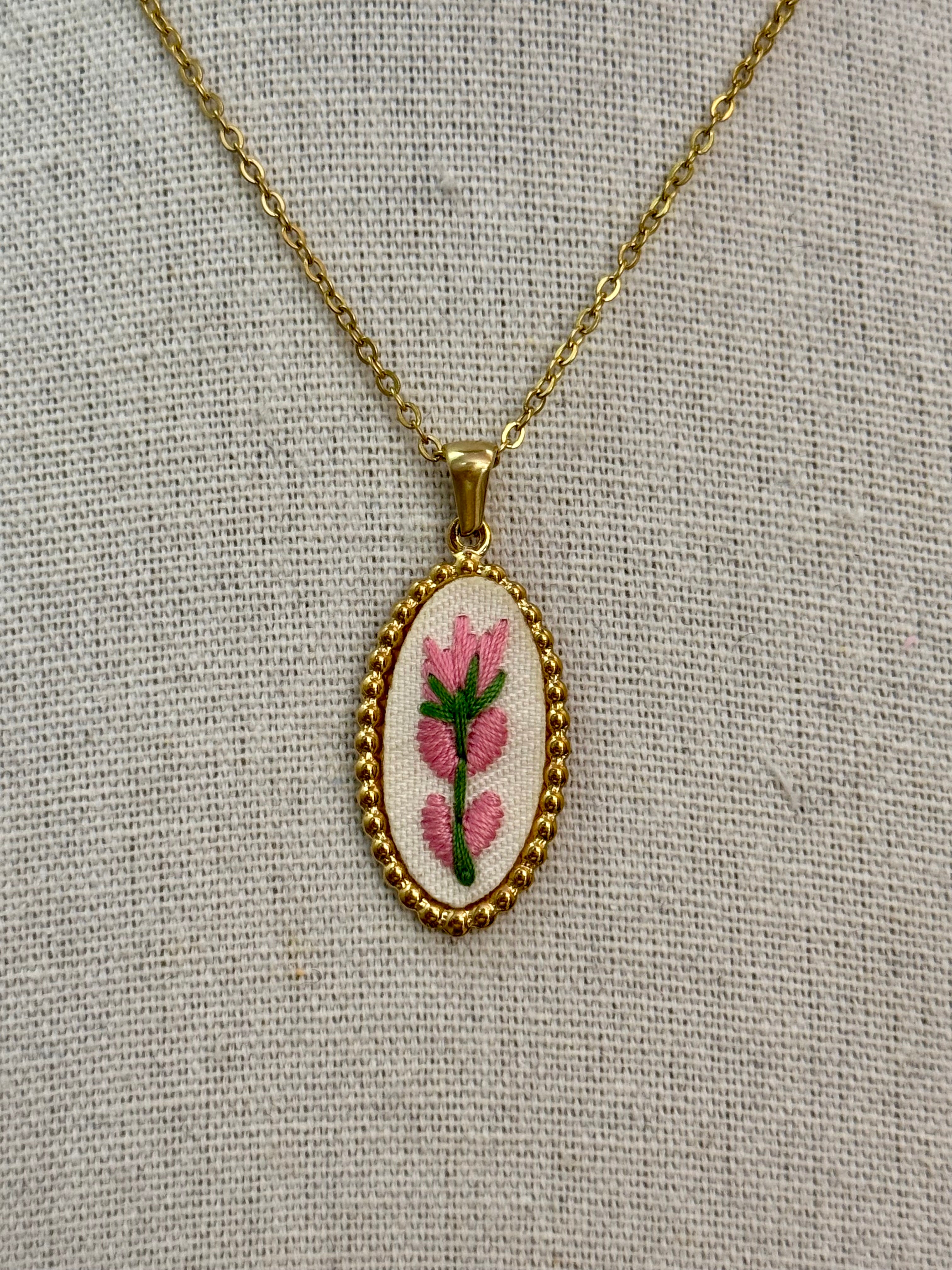Collana con fiore ricamato