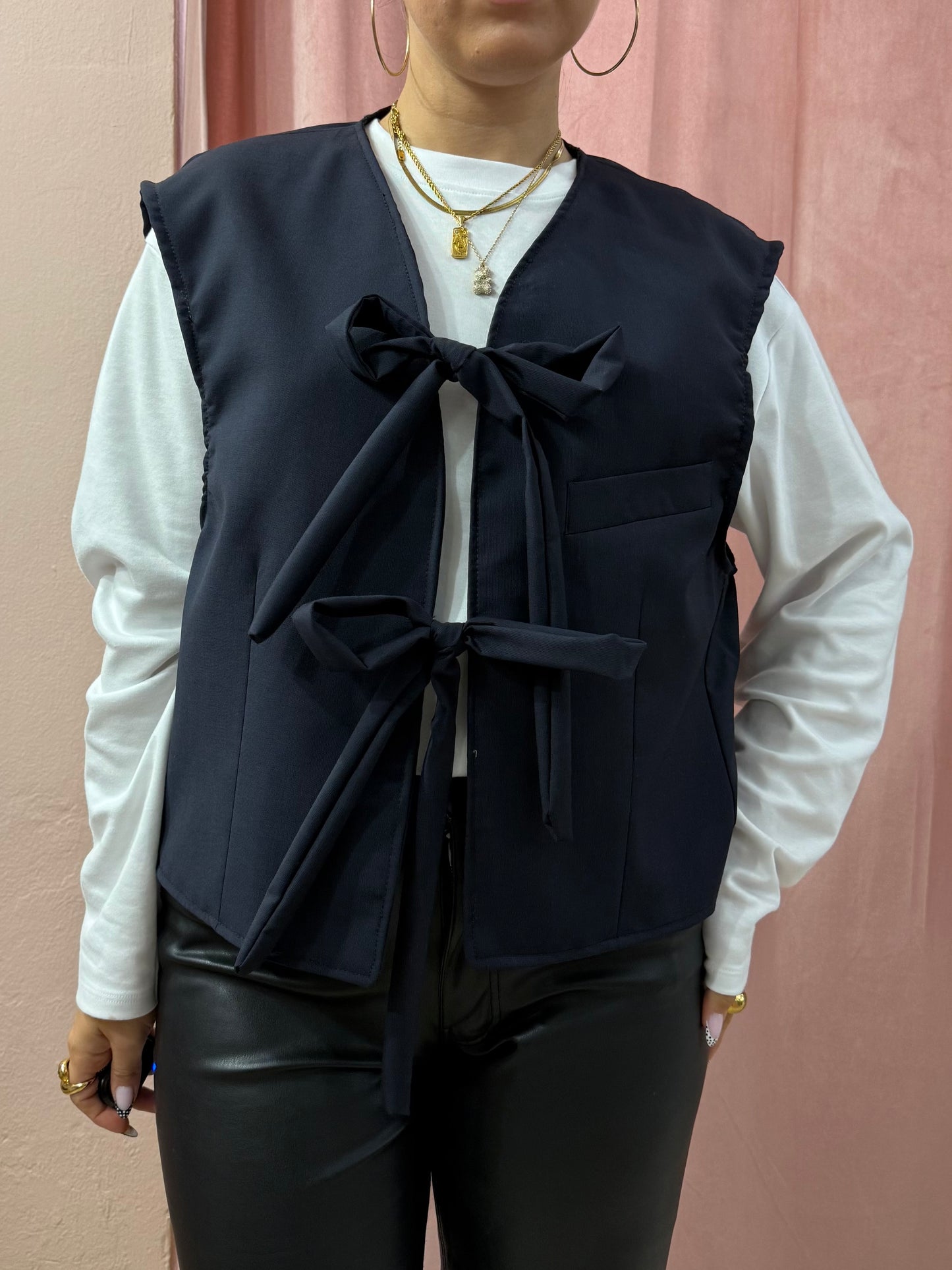 Gilet upcycling con fiocchi blu