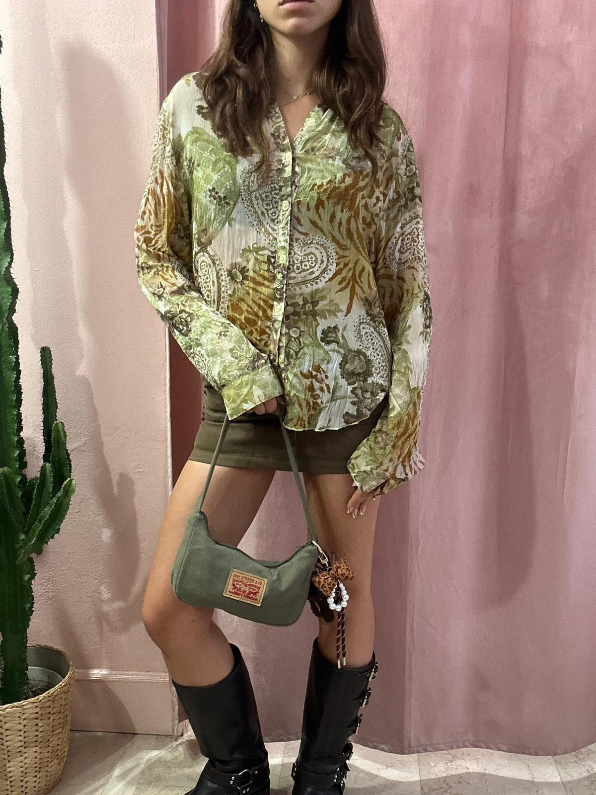 Camicia velata in fantasia sul verde