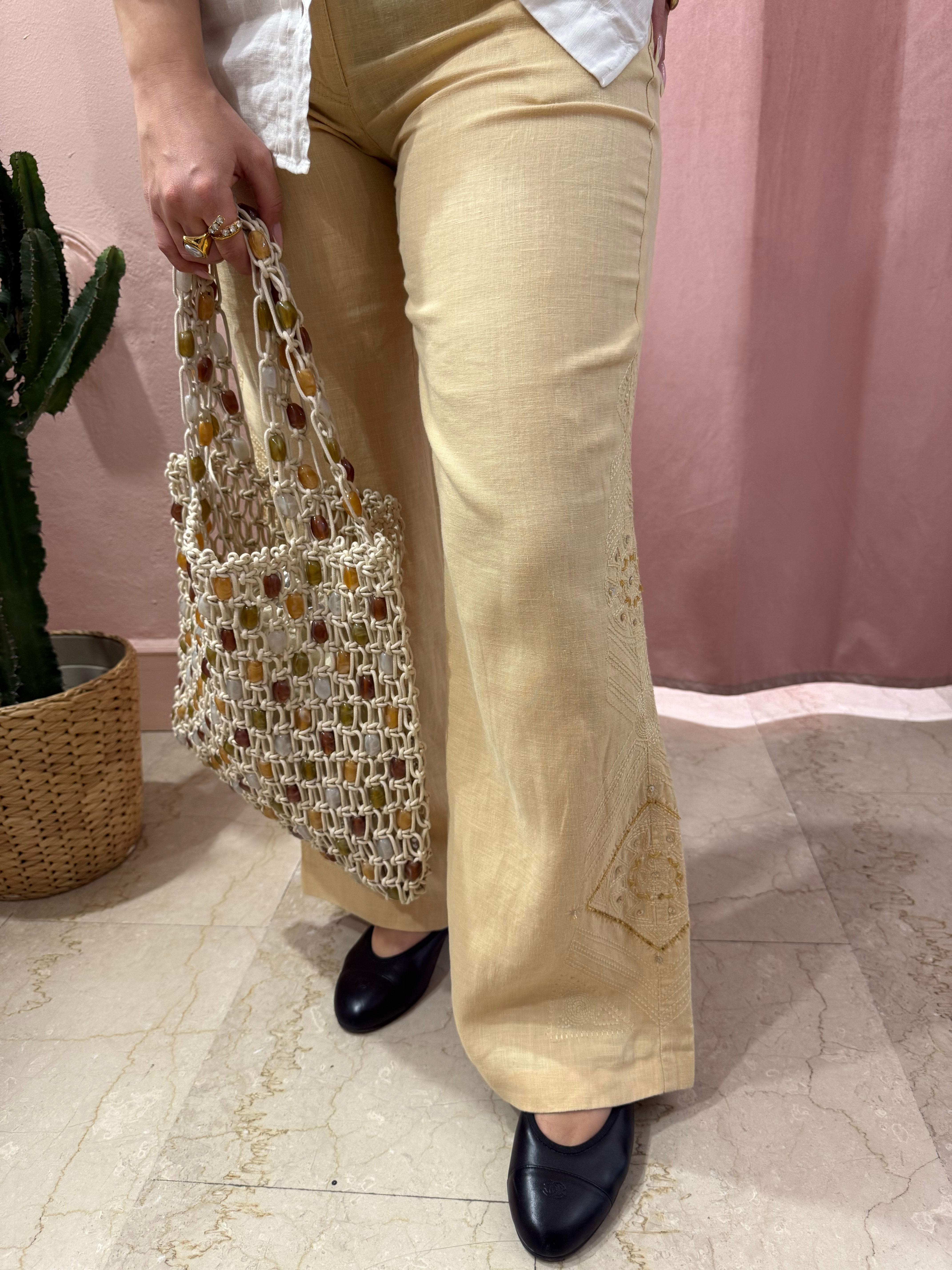 Pantaloni Marlboro beige in lino con ricami