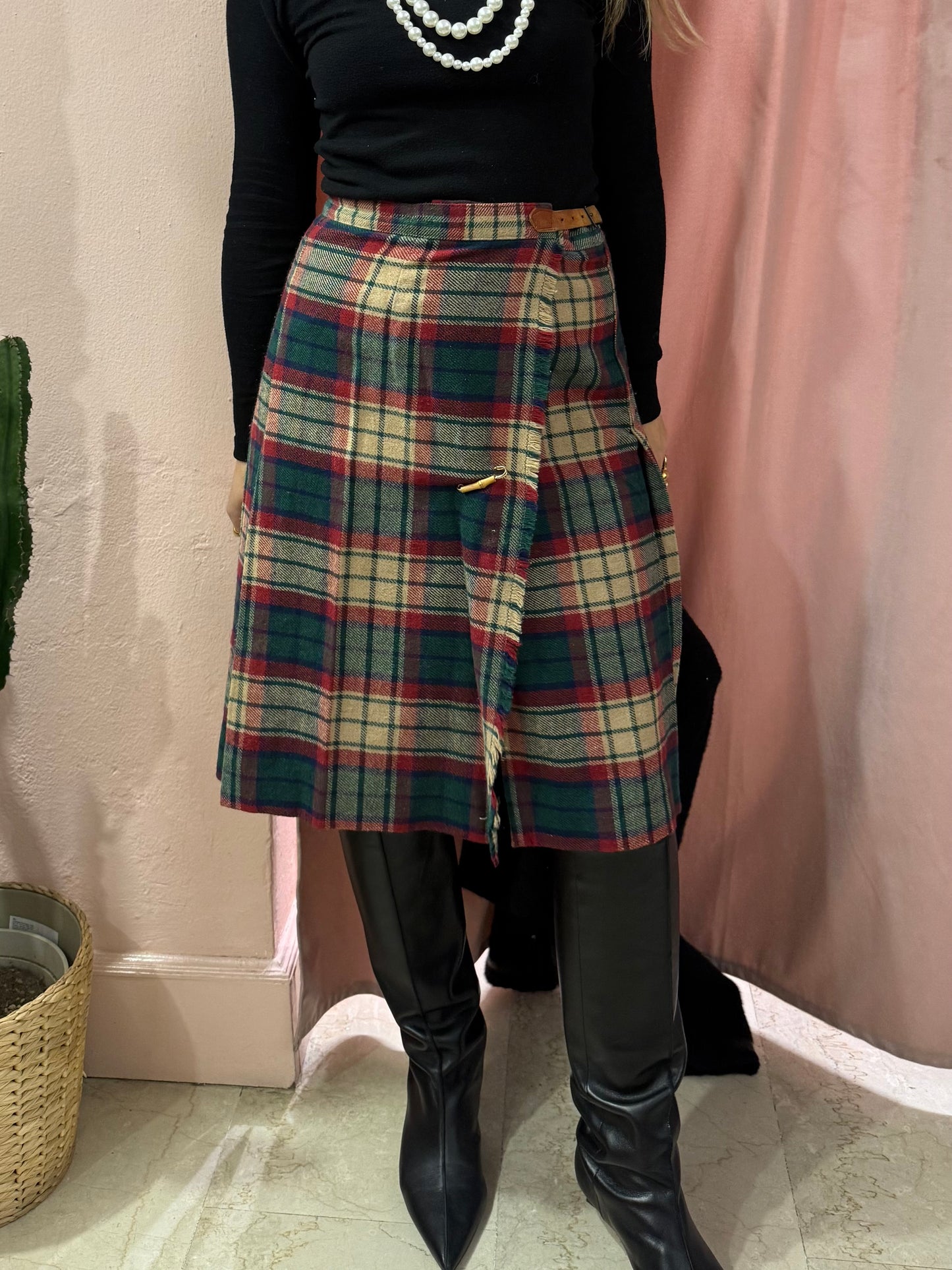 Gonna tartan sul verde con spilla
