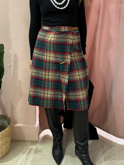 Gonna tartan sul verde con spilla