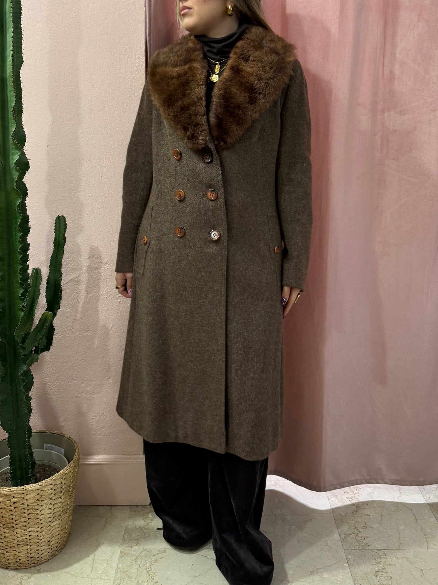 Maxi cappotto in lana con collo in pelliccia sintetica
