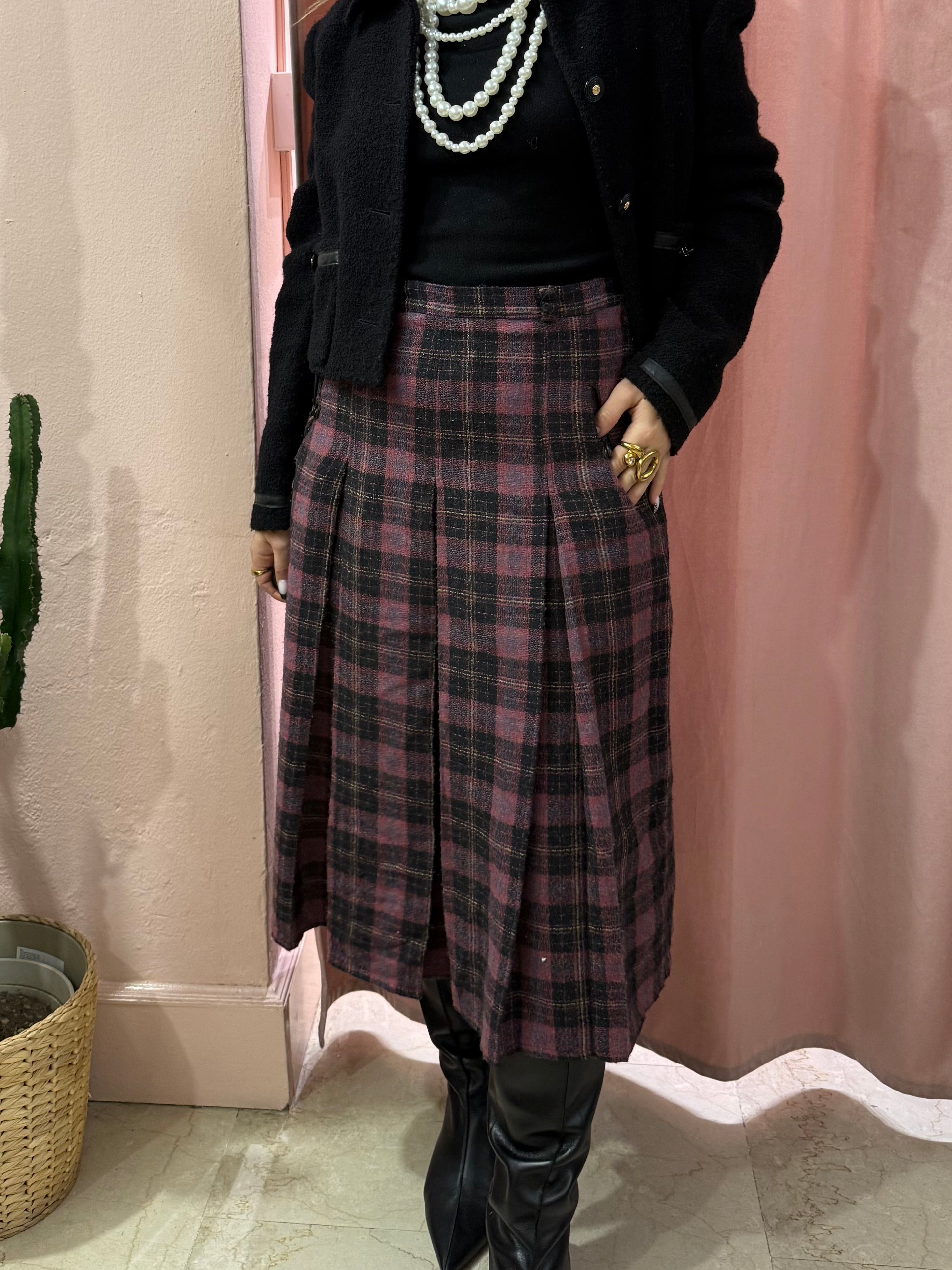 Gonna scozzese sul viola medio lunga