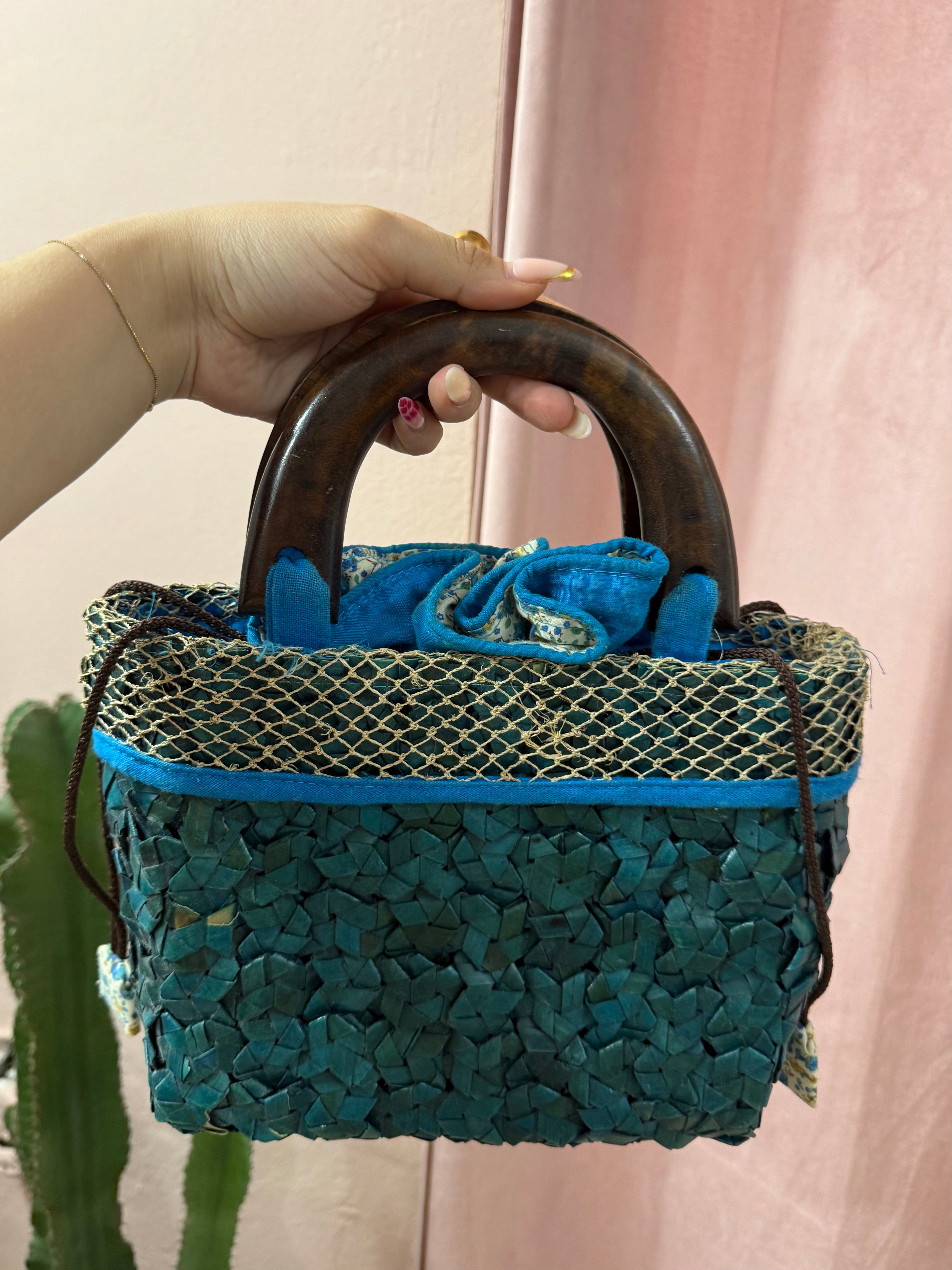 Borsa vintage in paglia blu con manico in legno