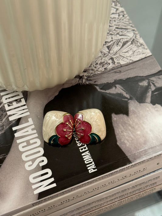 Orecchini crema dettaglio fiore