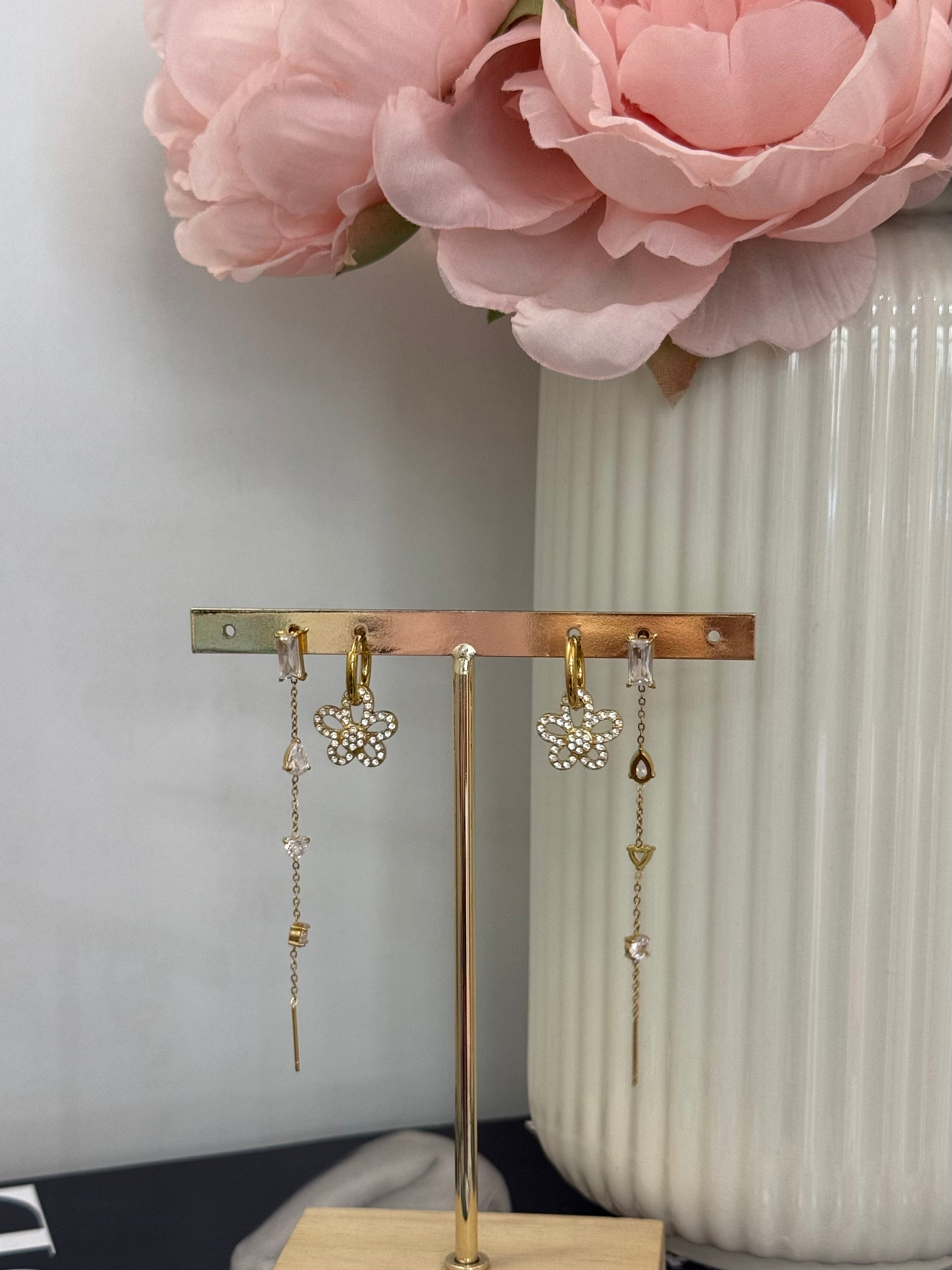 Orecchini pendenti con fiore strass