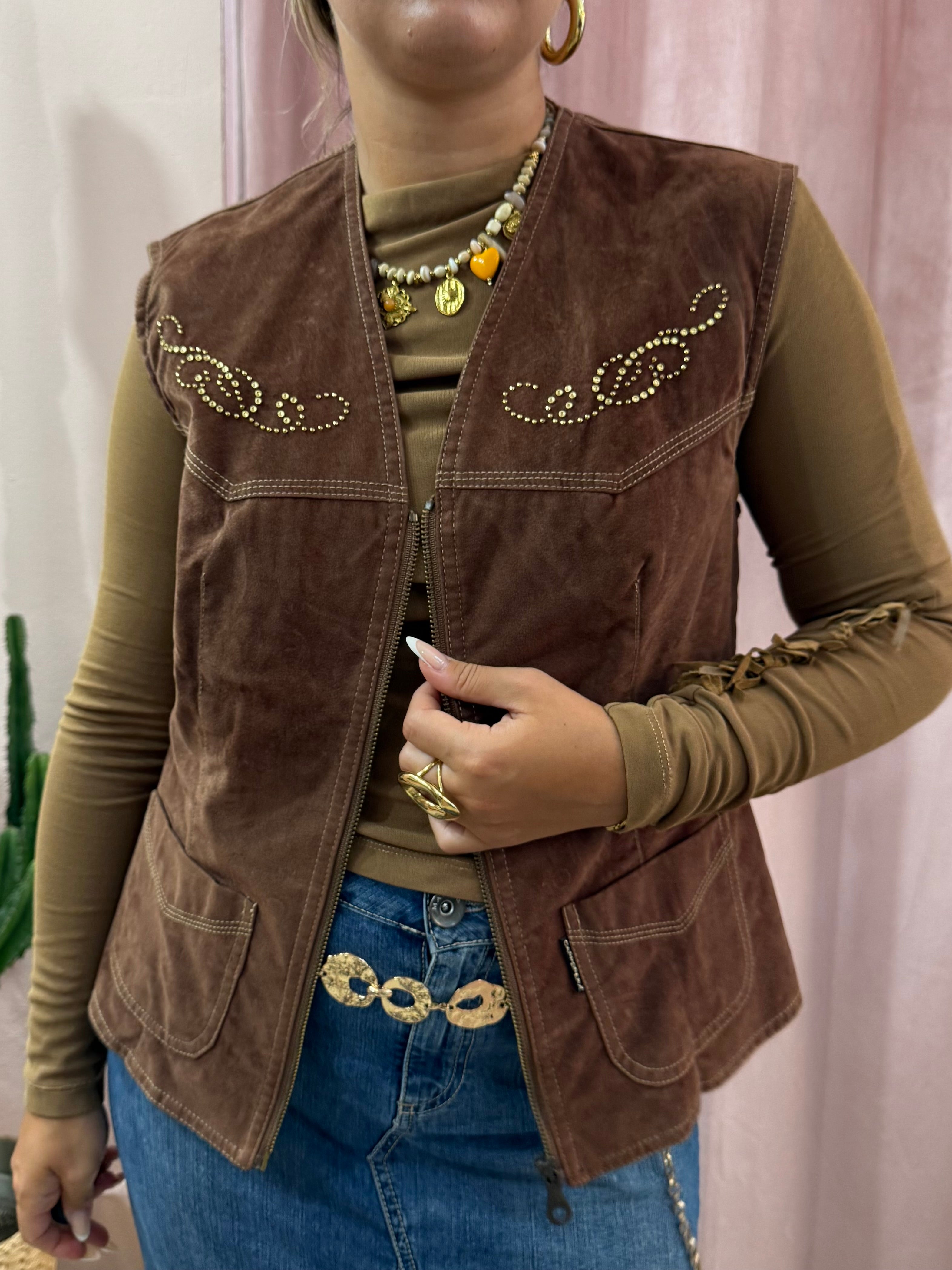 Gilet effetto scamosciato con applicazioni