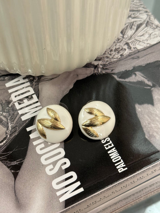 Orecchini a bottone bianchi dettaglio foglia dorata