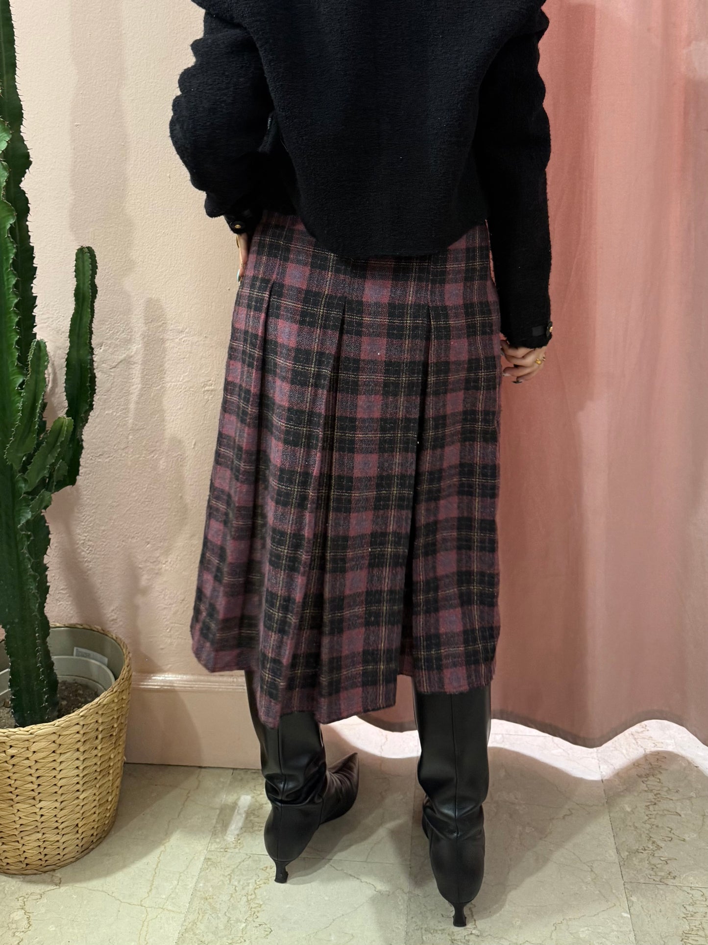 Gonna scozzese sul viola medio lunga