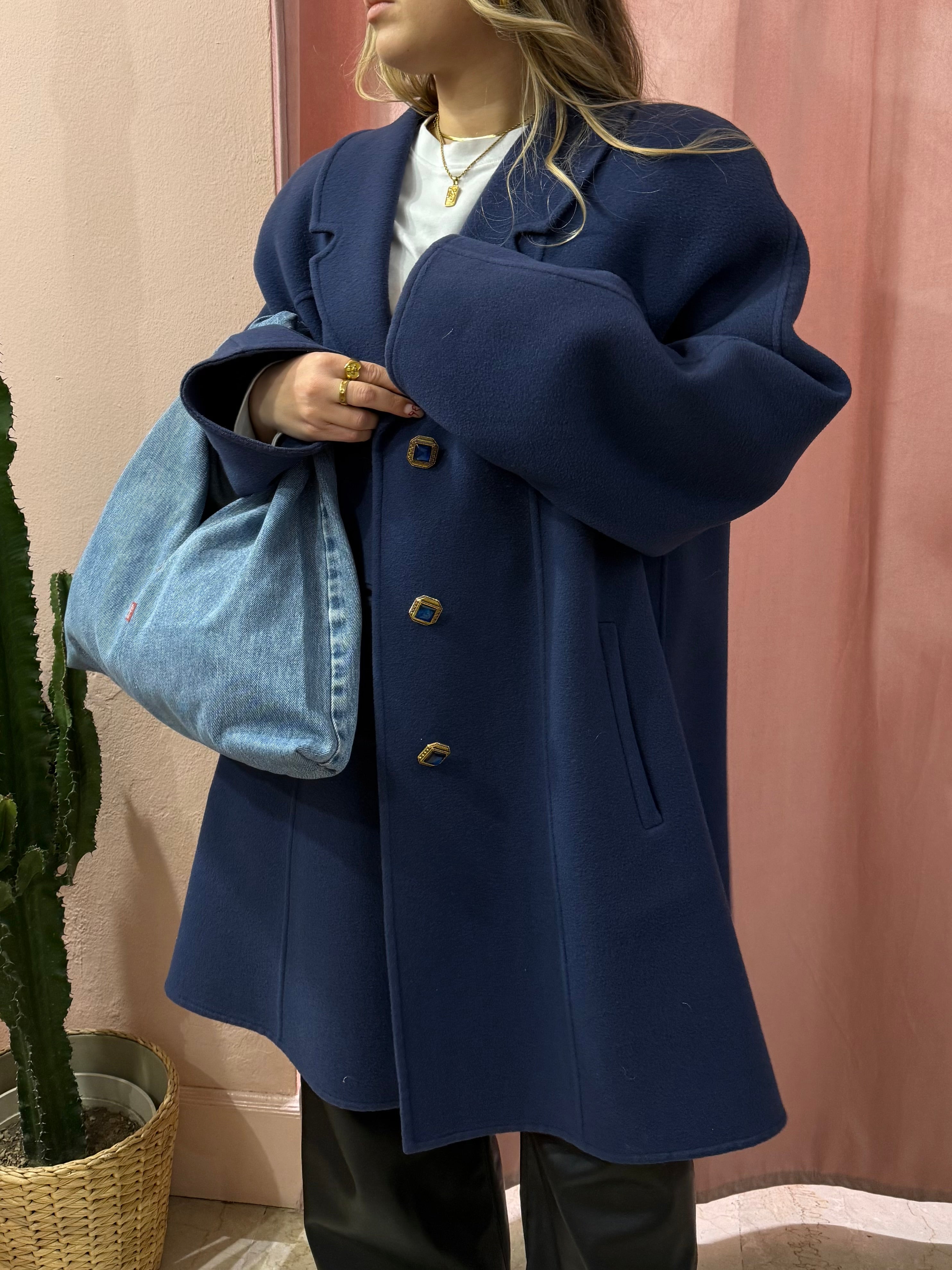 Cappotto blu con bottoni gioiello