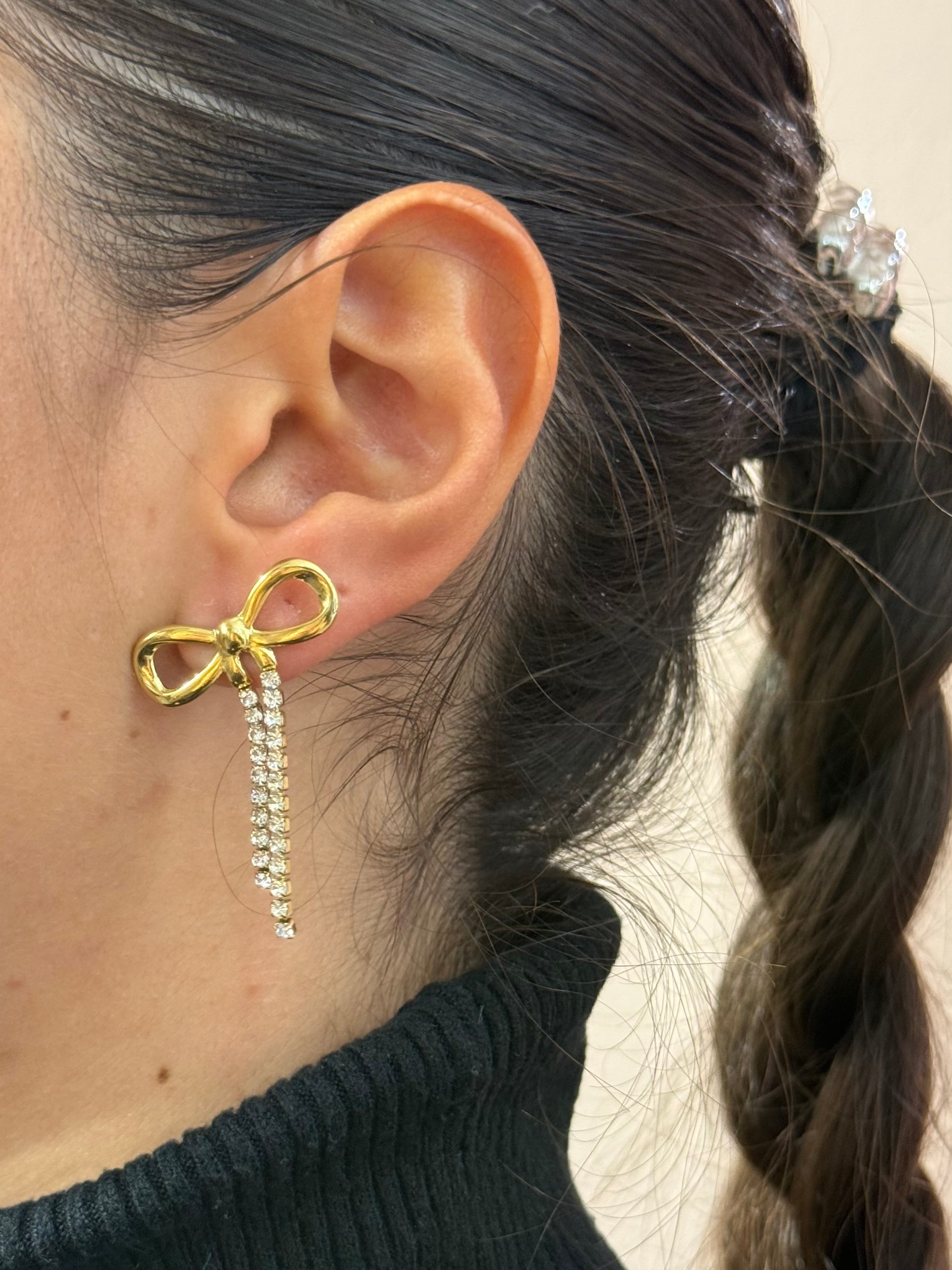 Orecchini pendenti fiocco strass