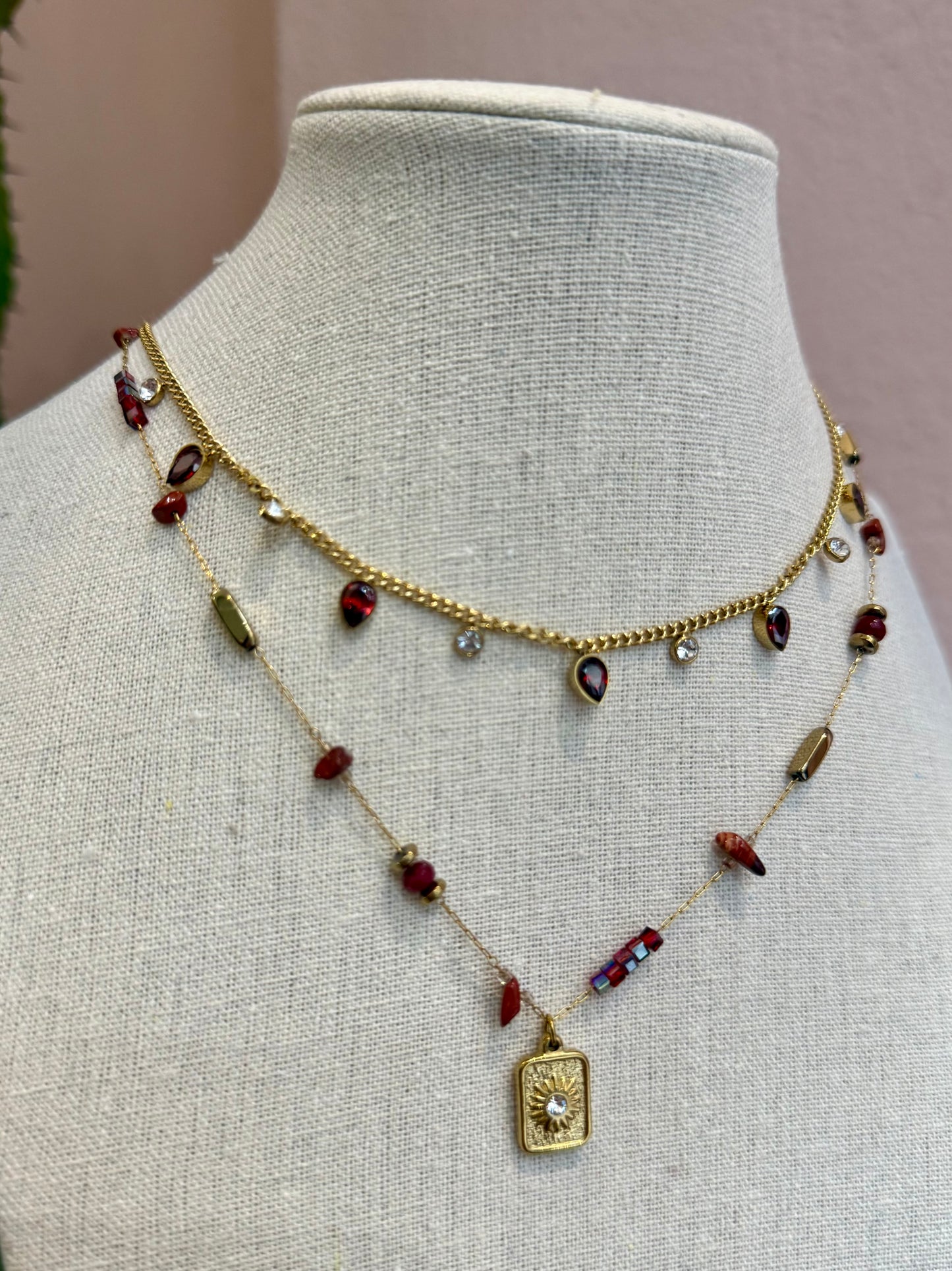 Collana con pietre sfaccettate e medaglietta dorata