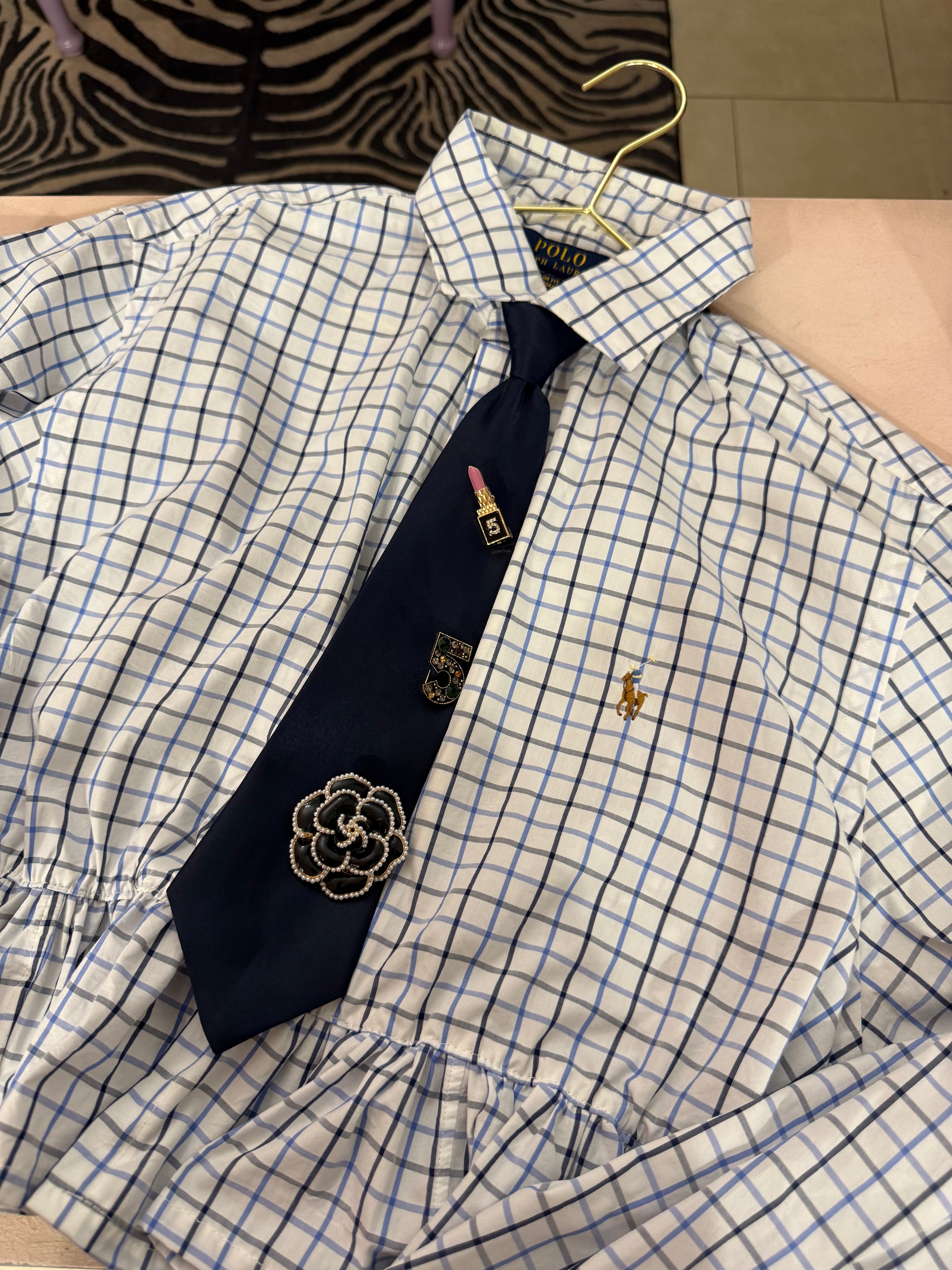 Cravatta con spille gioiello blu
