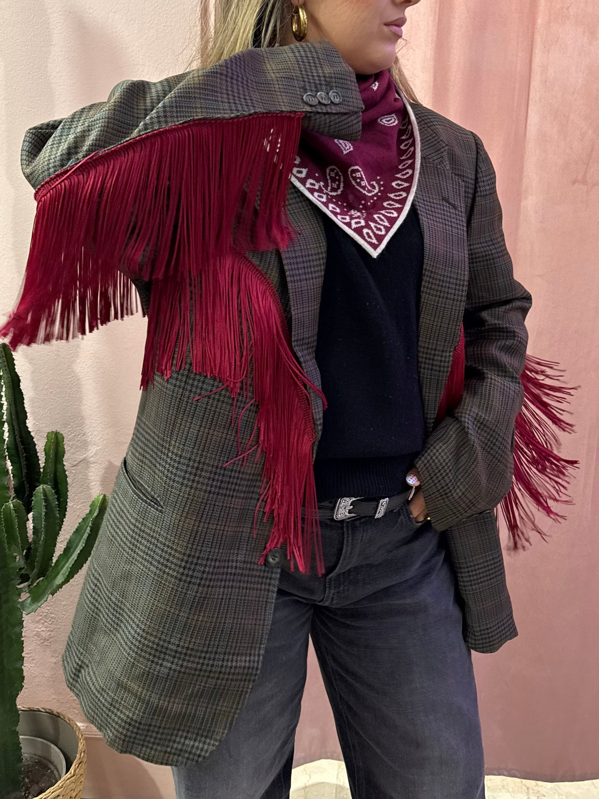 Blazer upcycling con frange rosse