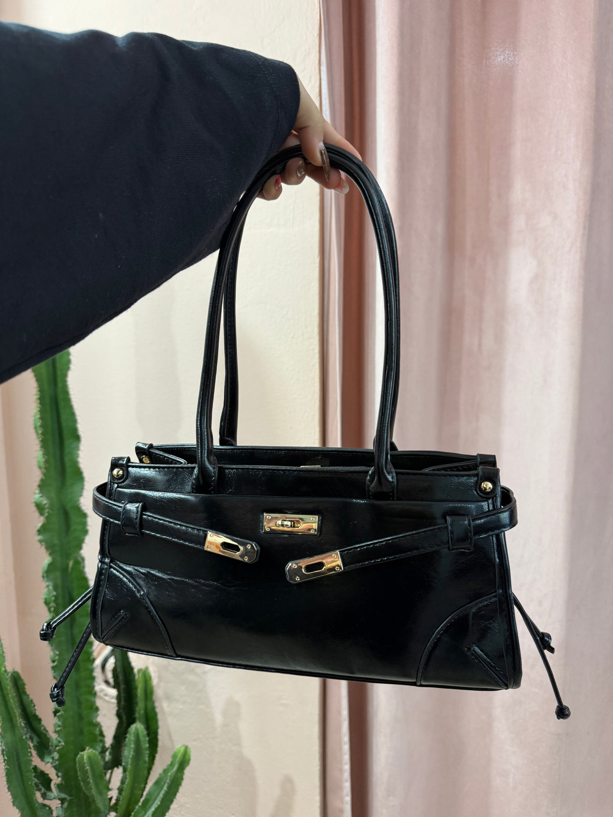 Borsa 00s in vernice nera