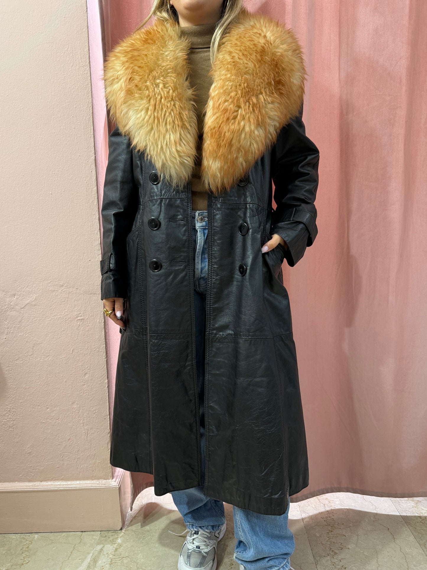 Trench in vera pelle nero con dettaglio collo