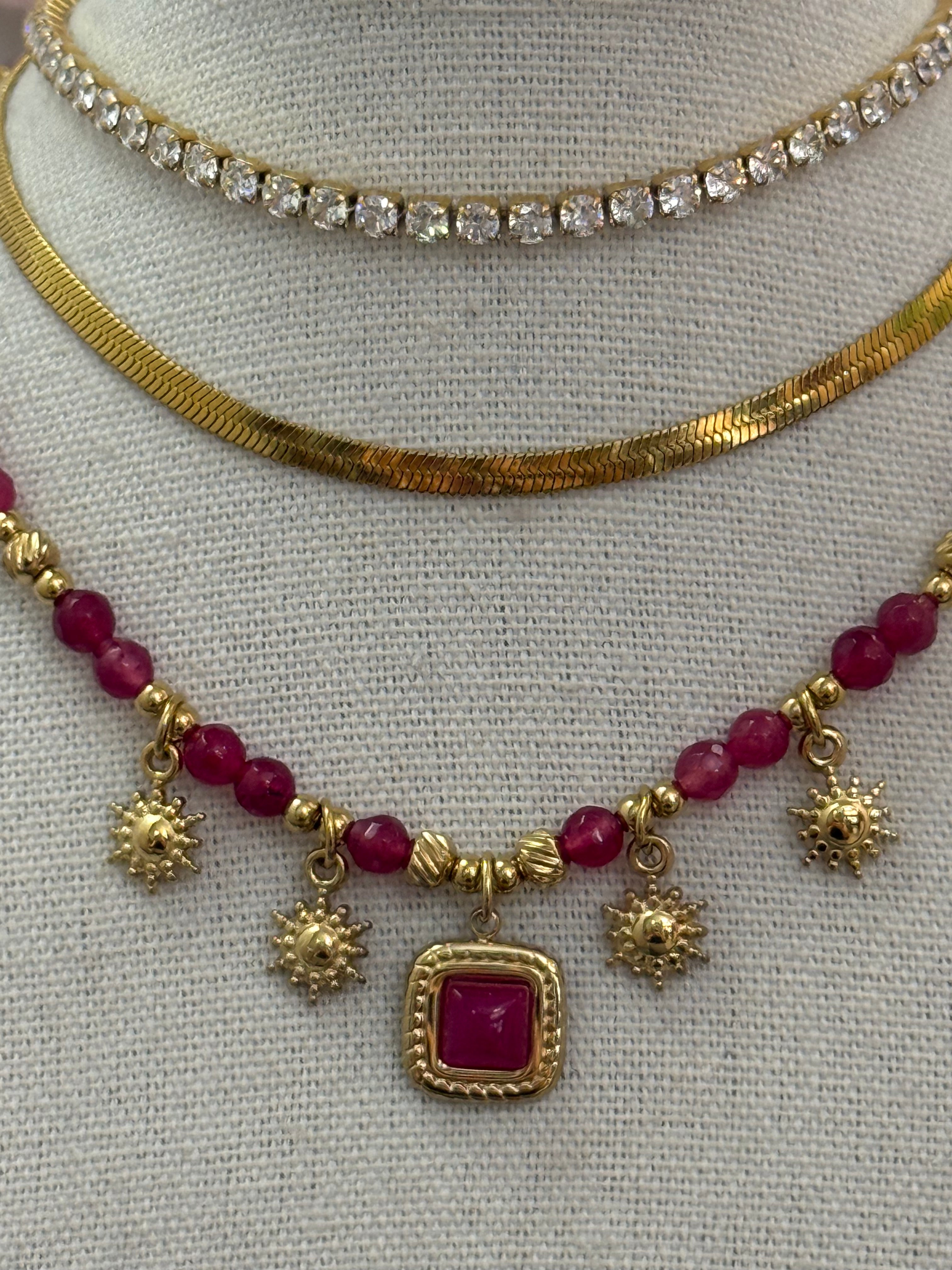 Collana girocollo con pietre rosse e dettagli dorati