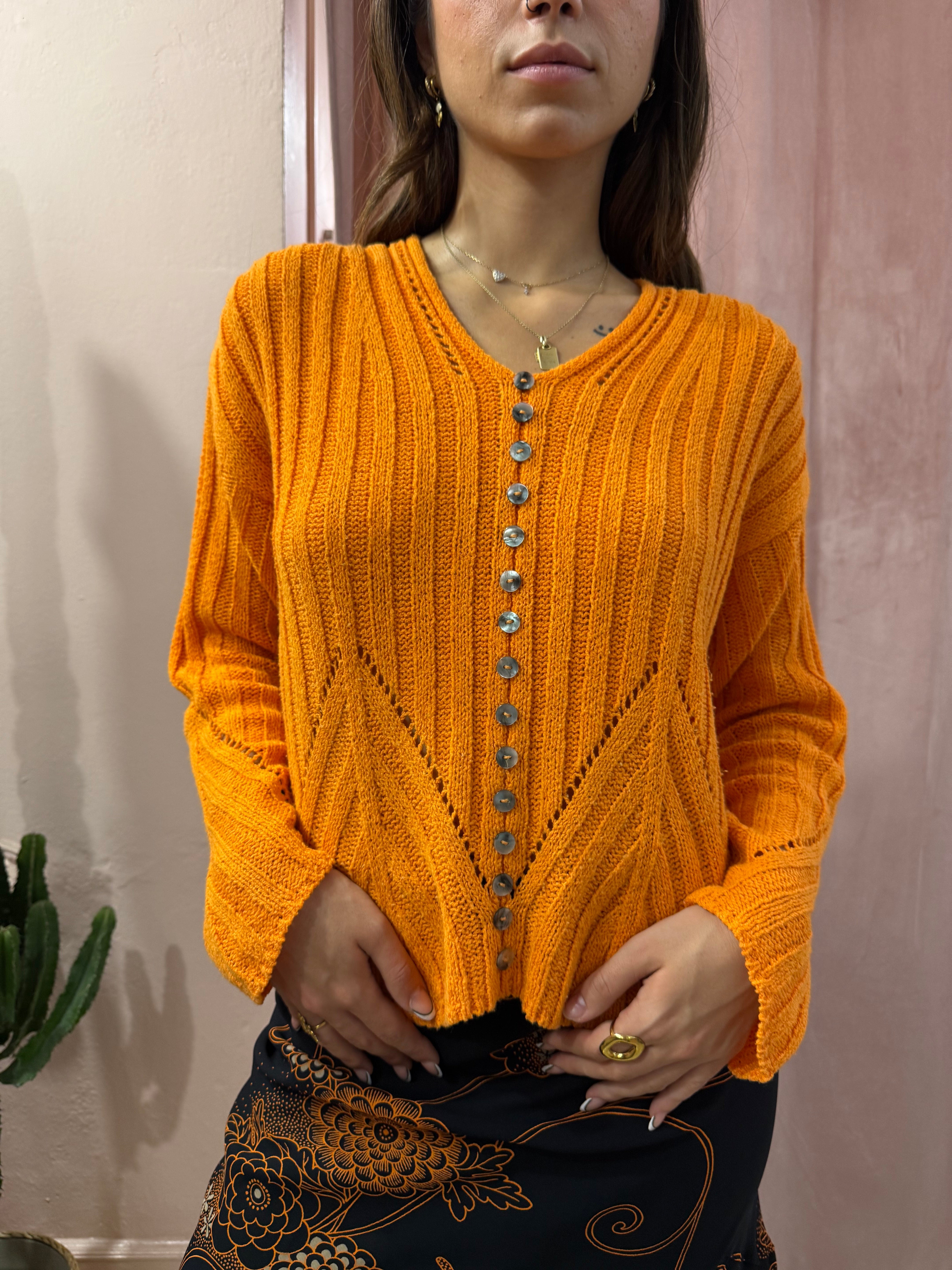 Maglione arancio con bottoni