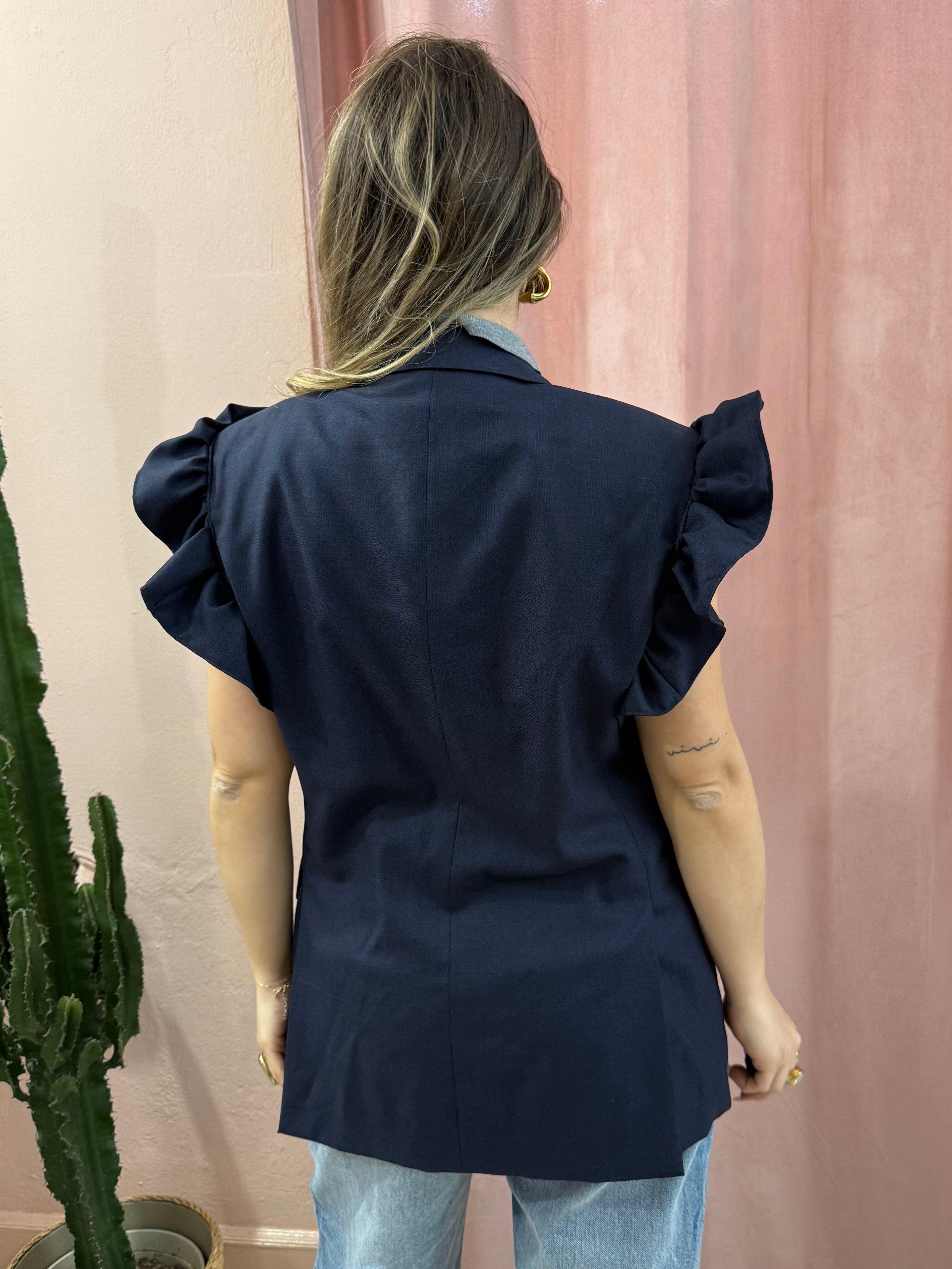 Blazer smanicato upcycling con volant e fiocchi