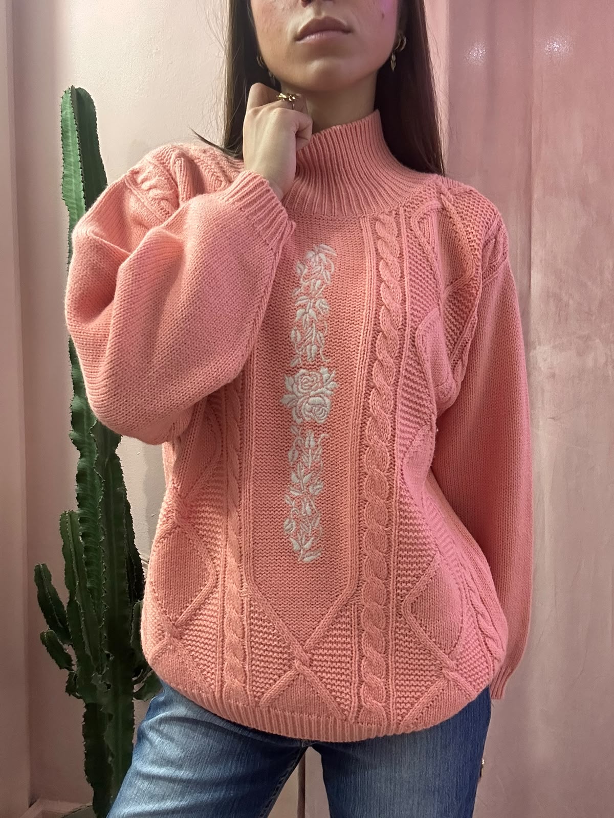 Maglione dolcevita salmone con ricami