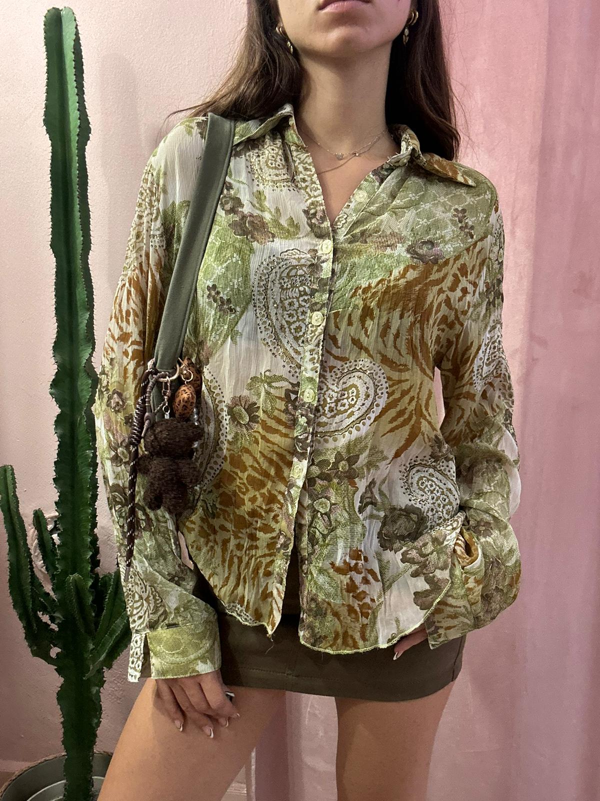 Camicia velata in fantasia sul verde