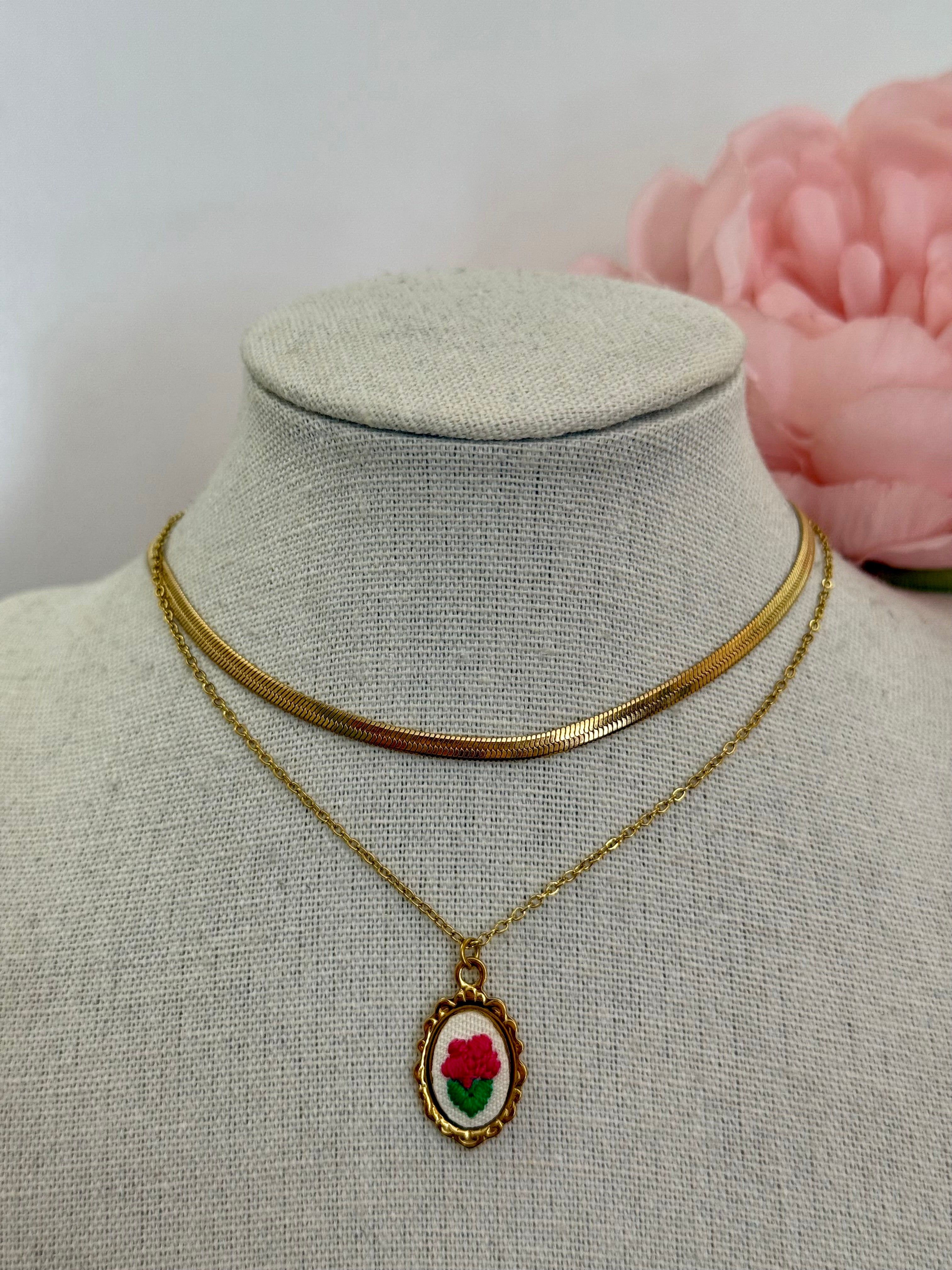 Collana con fiore ricamato