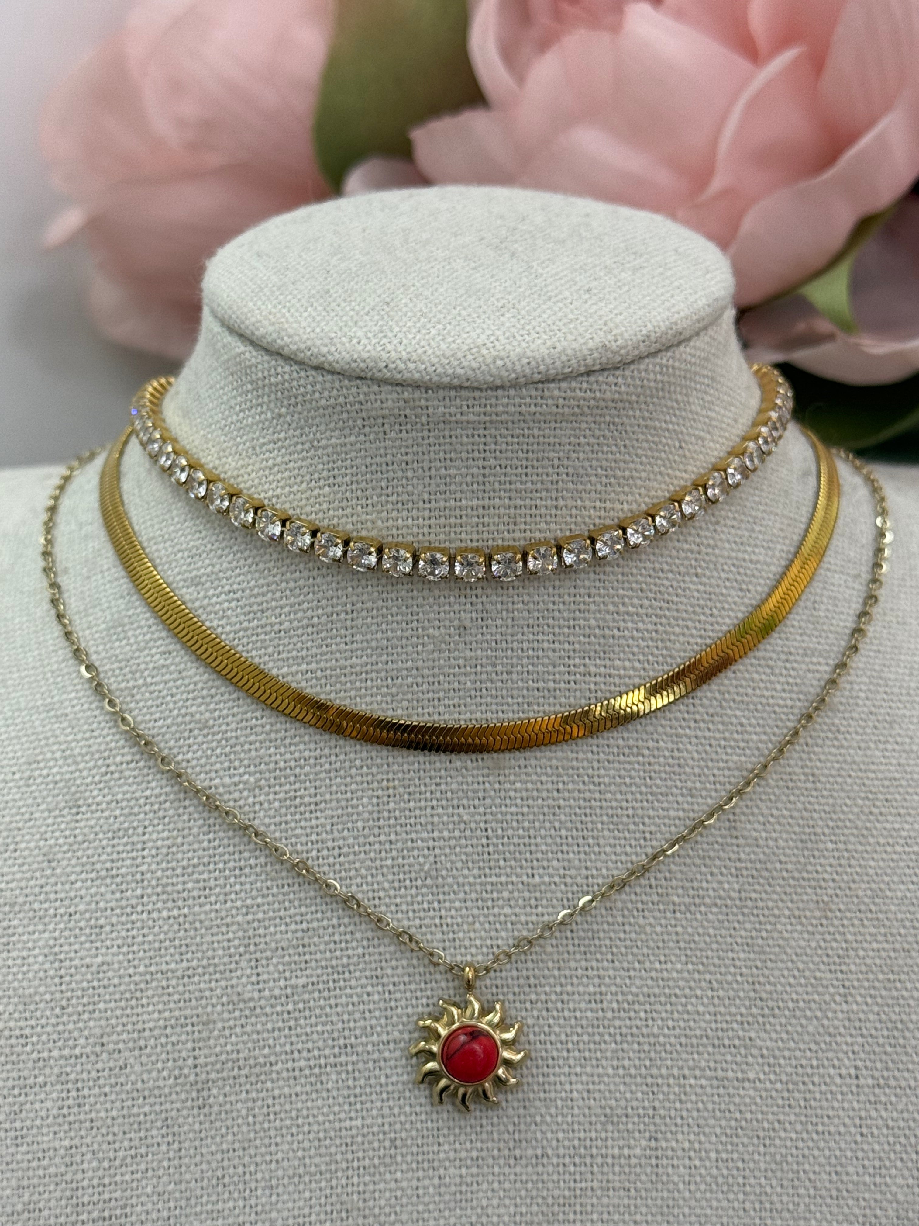 Collana con sole pietra rossa