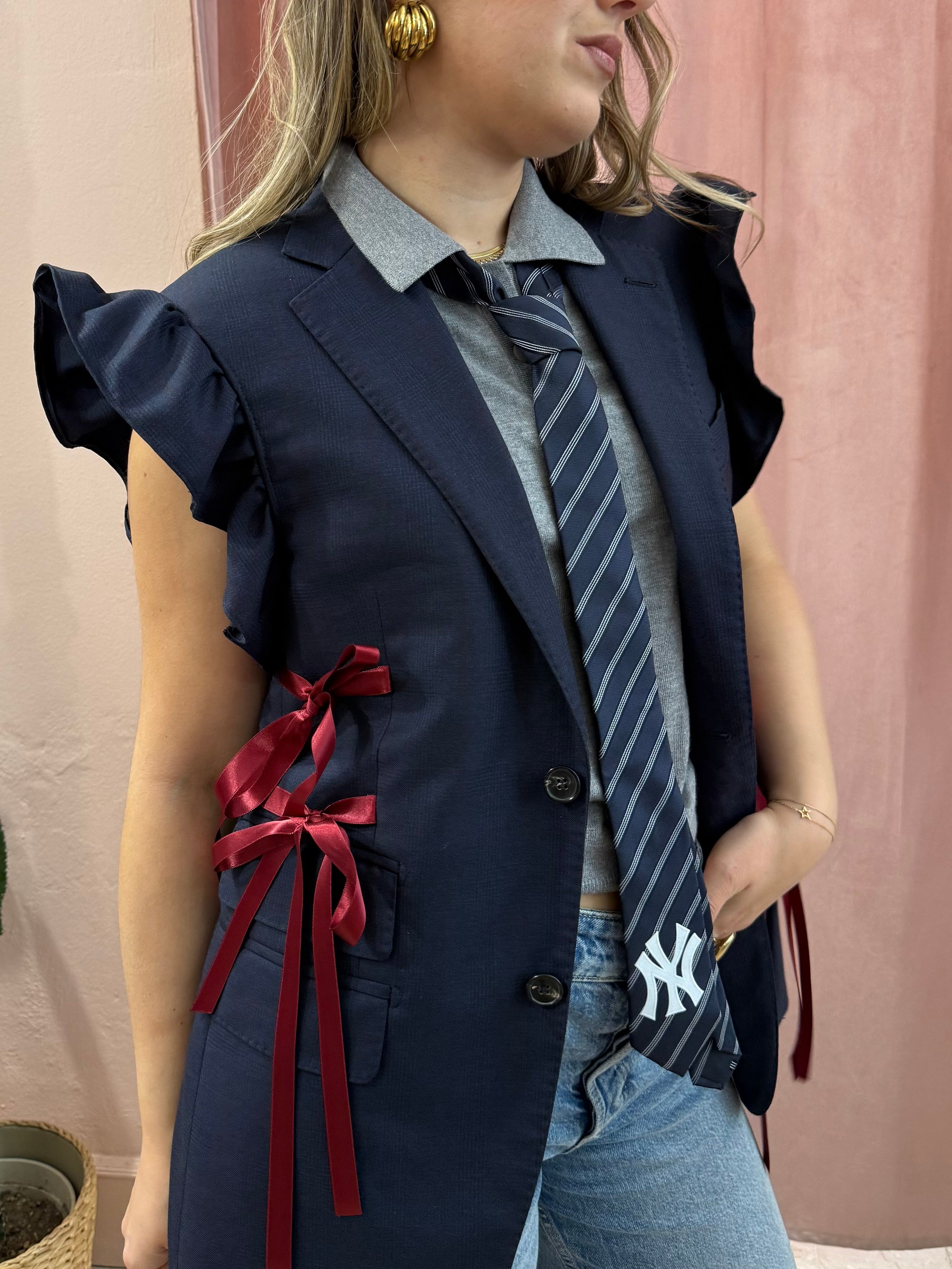 Blazer smanicato upcycling con volant e fiocchi