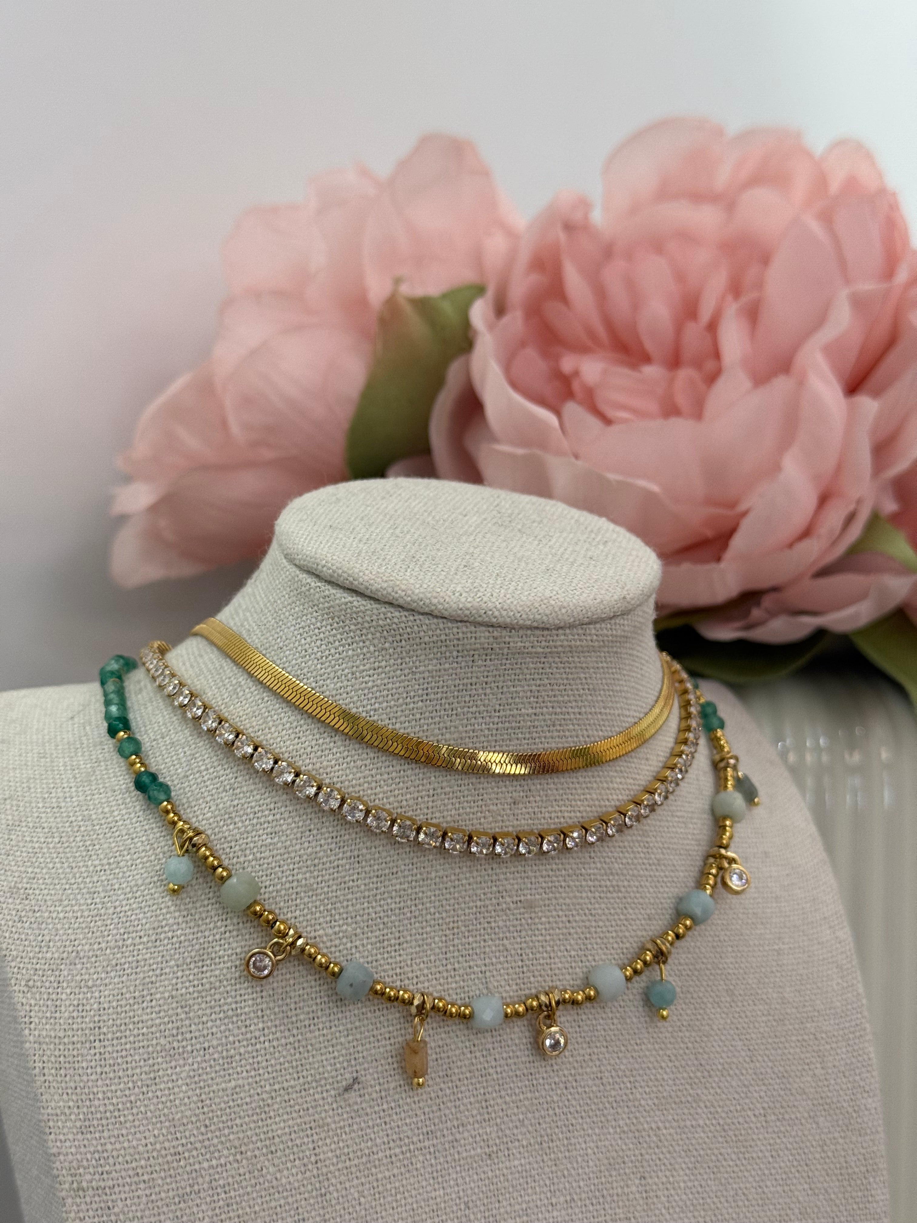 Collana girocollo pietre mini verdi con punto luce