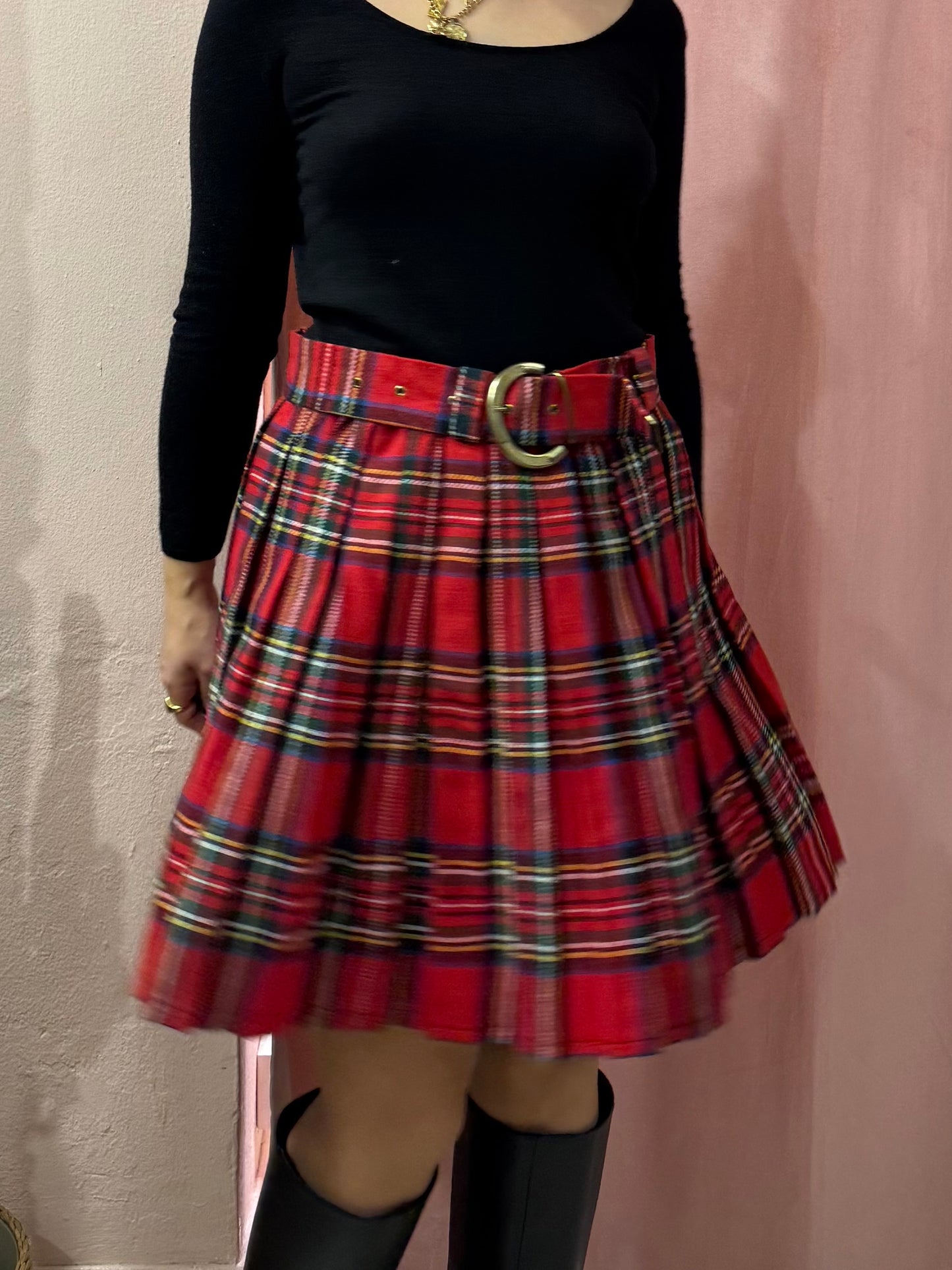 Gonna tartan sul rosso con cintura