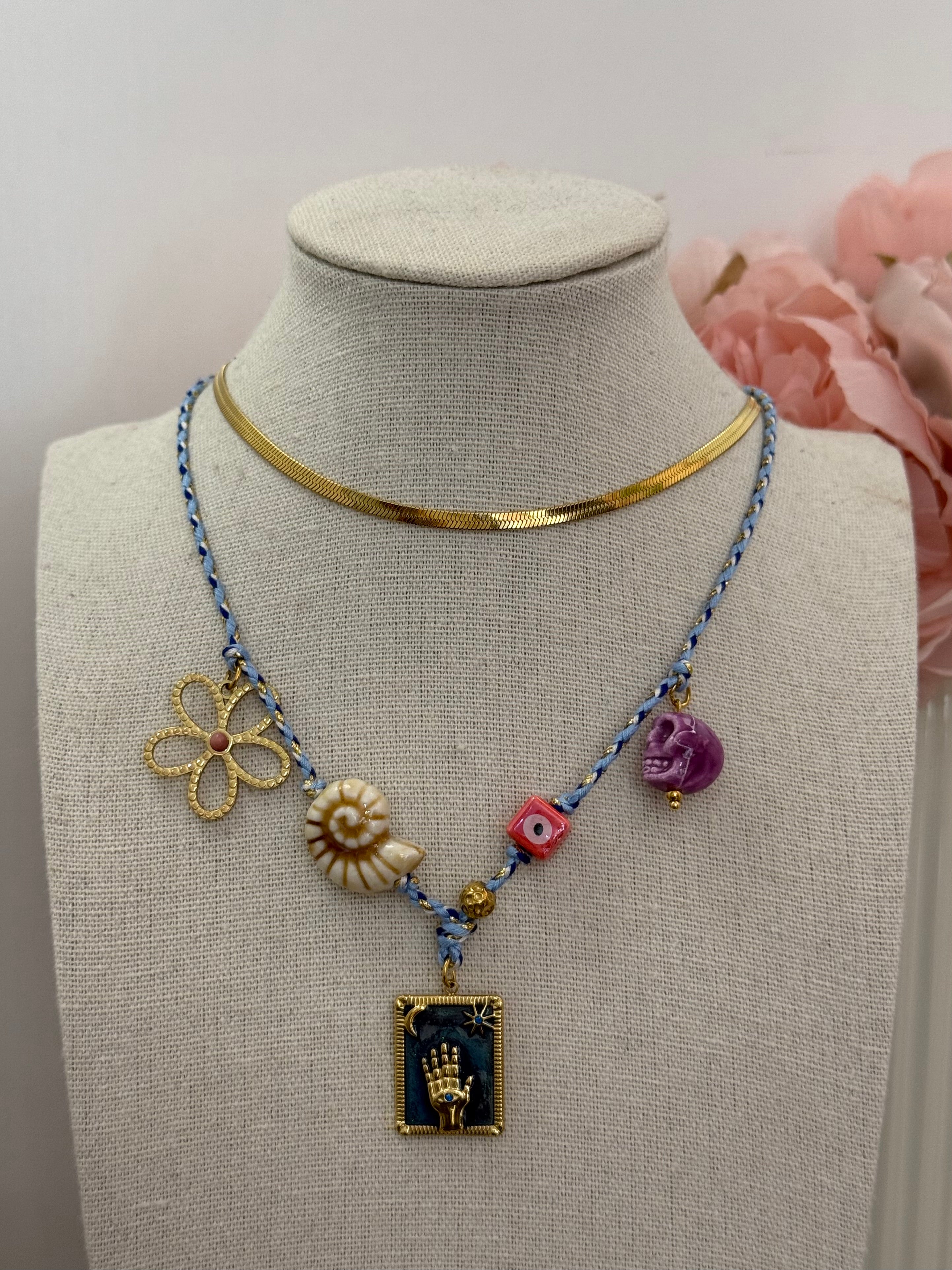 Collana in corda con ciondoli colorati | solo online