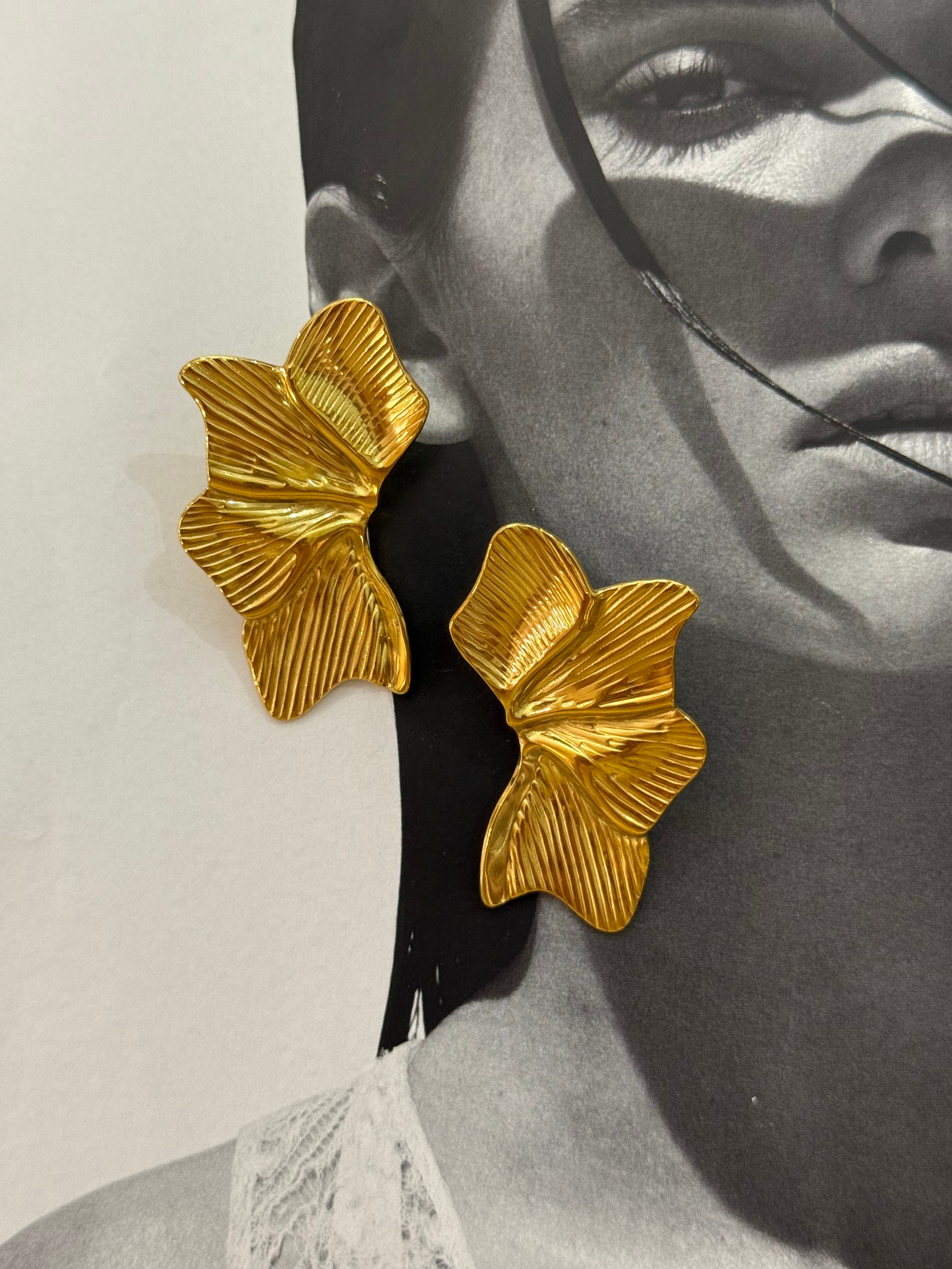 Orecchini “petalo”